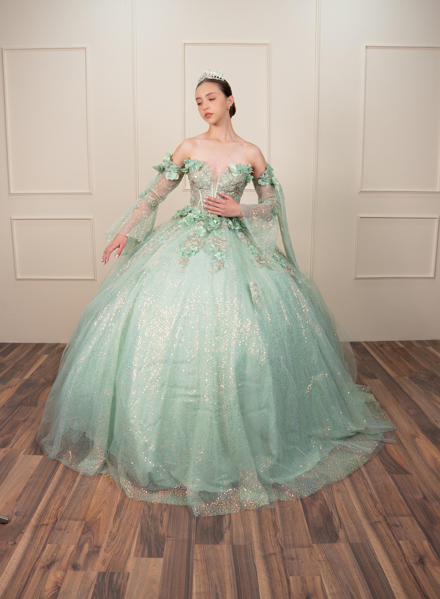 Vestido de XV Años Verde Sage con Mangas de Velo y Flores