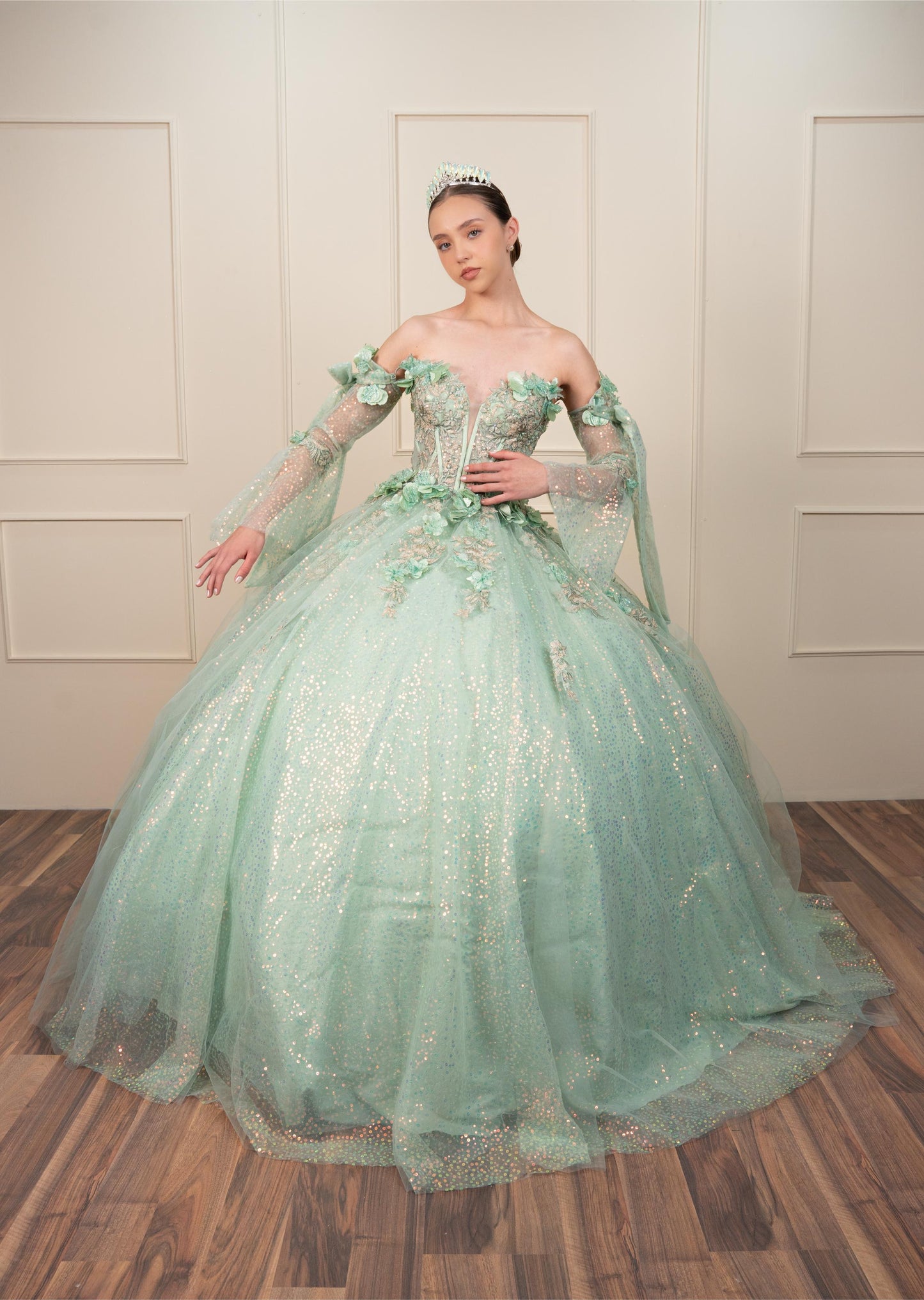 Vestido de XV Años Verde Sage con Mangas de Velo y Flores