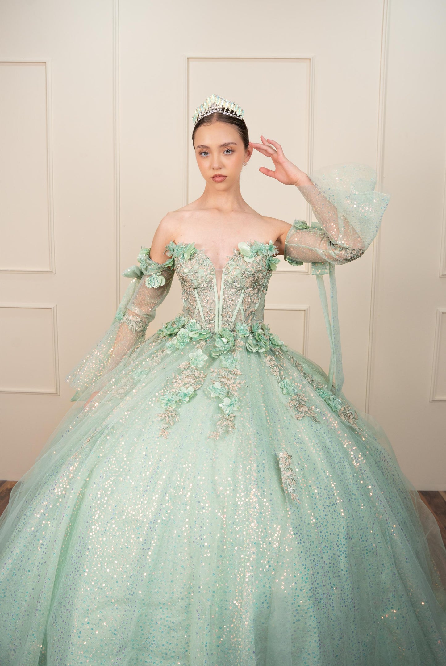 Vestido de XV Años Verde Sage con Mangas de Velo y Flores