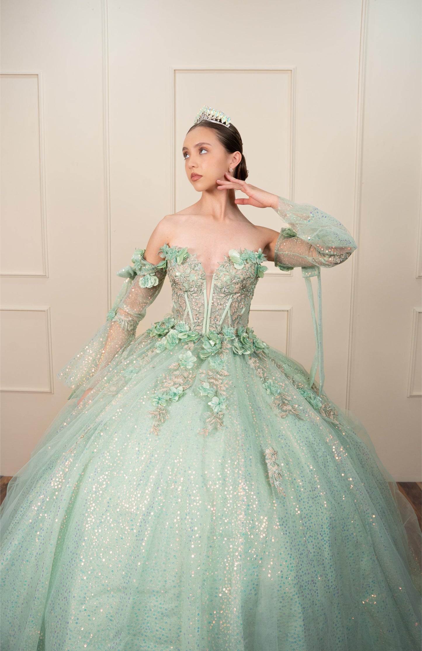 Vestido de XV Años Verde Sage con Mangas de Velo y Flores