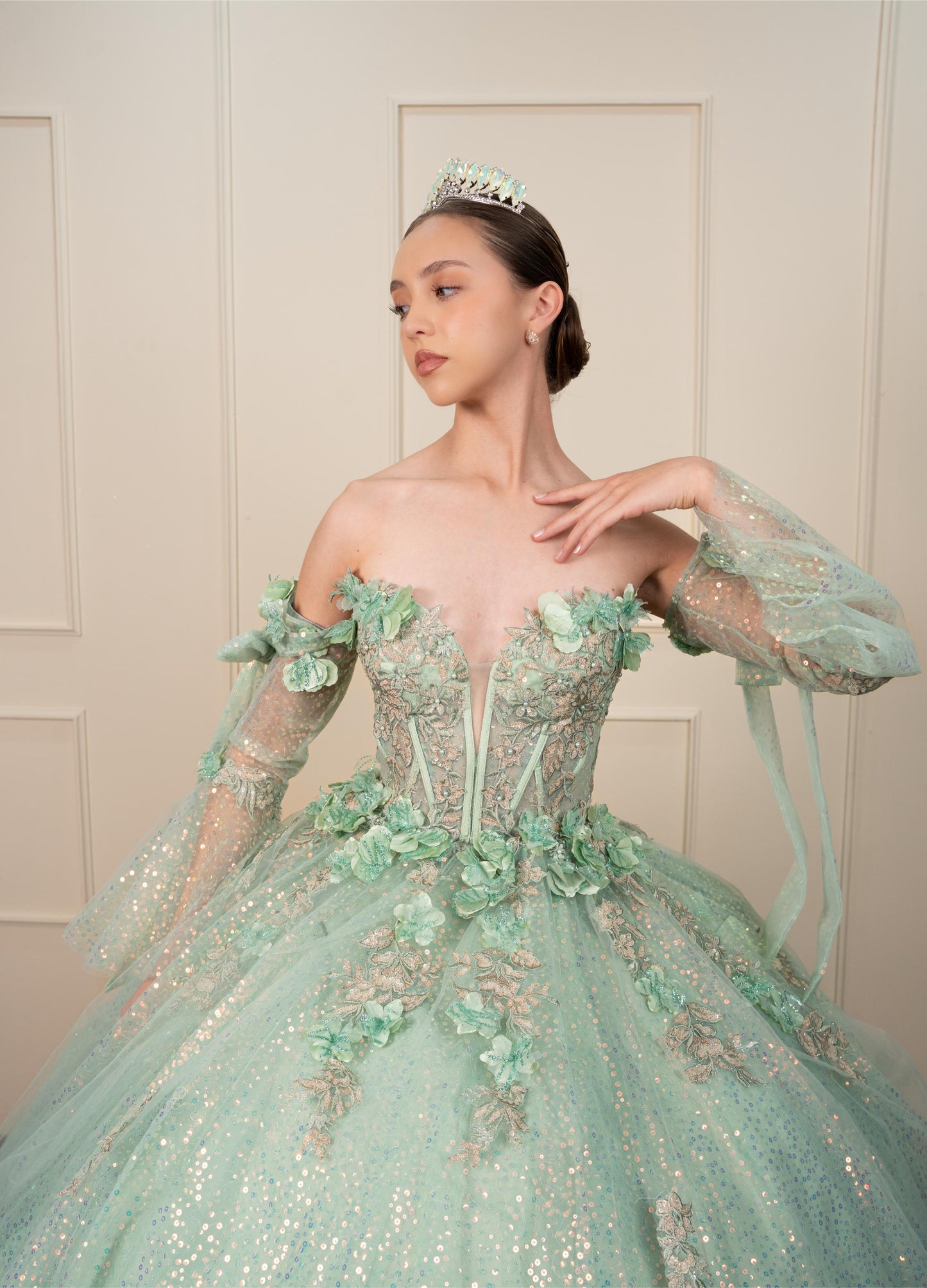 Vestido de XV Años Verde Sage con Mangas de Velo y Flores