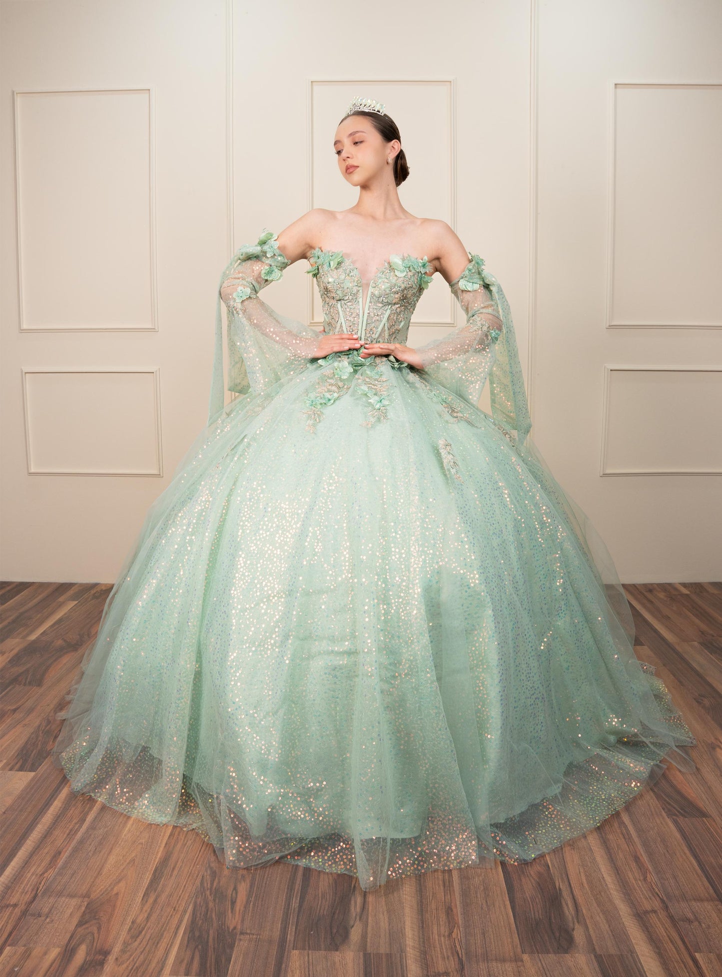 Vestido de XV Años Verde Sage con Mangas de Velo y Flores