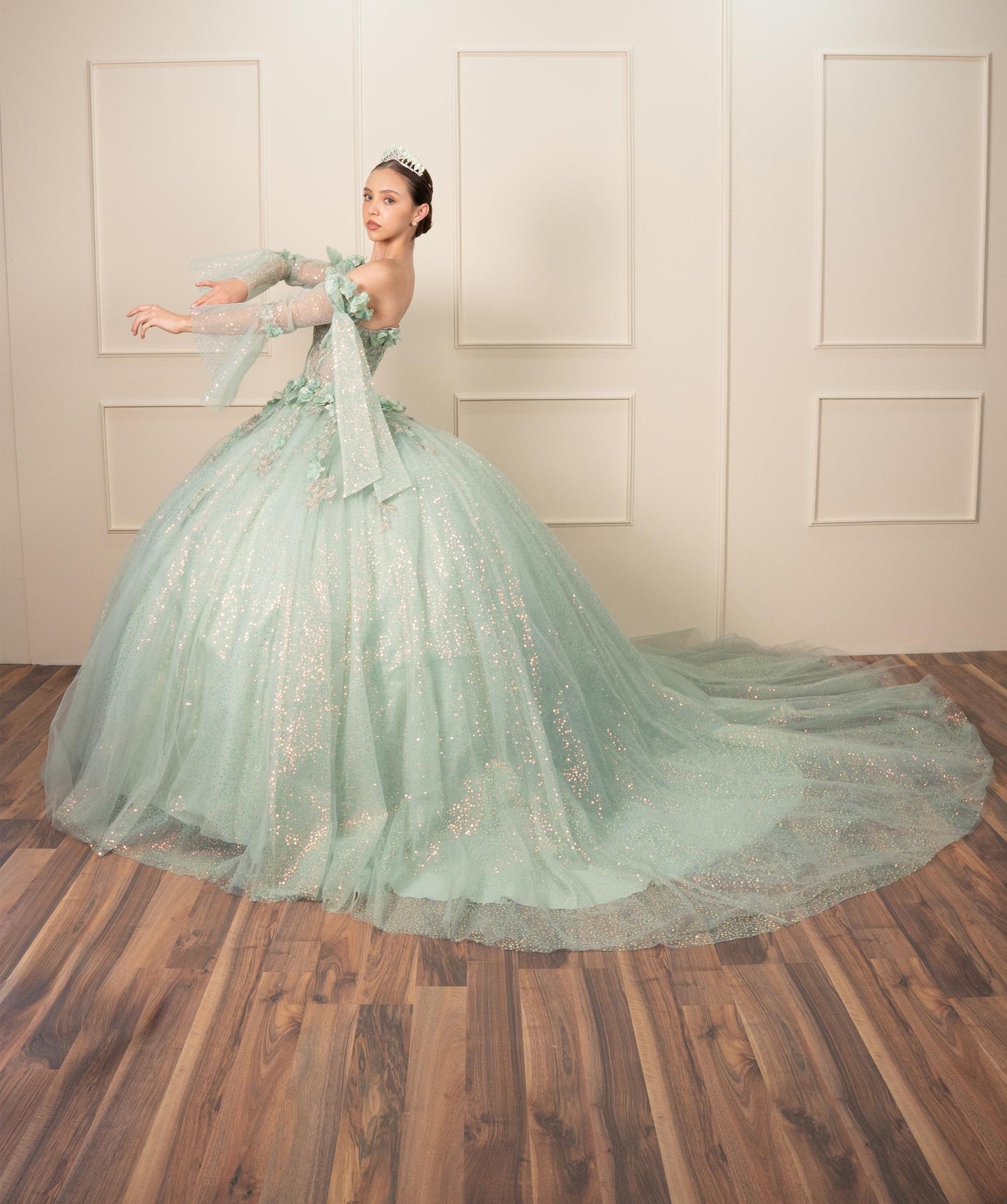 Vestido de XV Años Verde Sage con Mangas de Velo y Flores