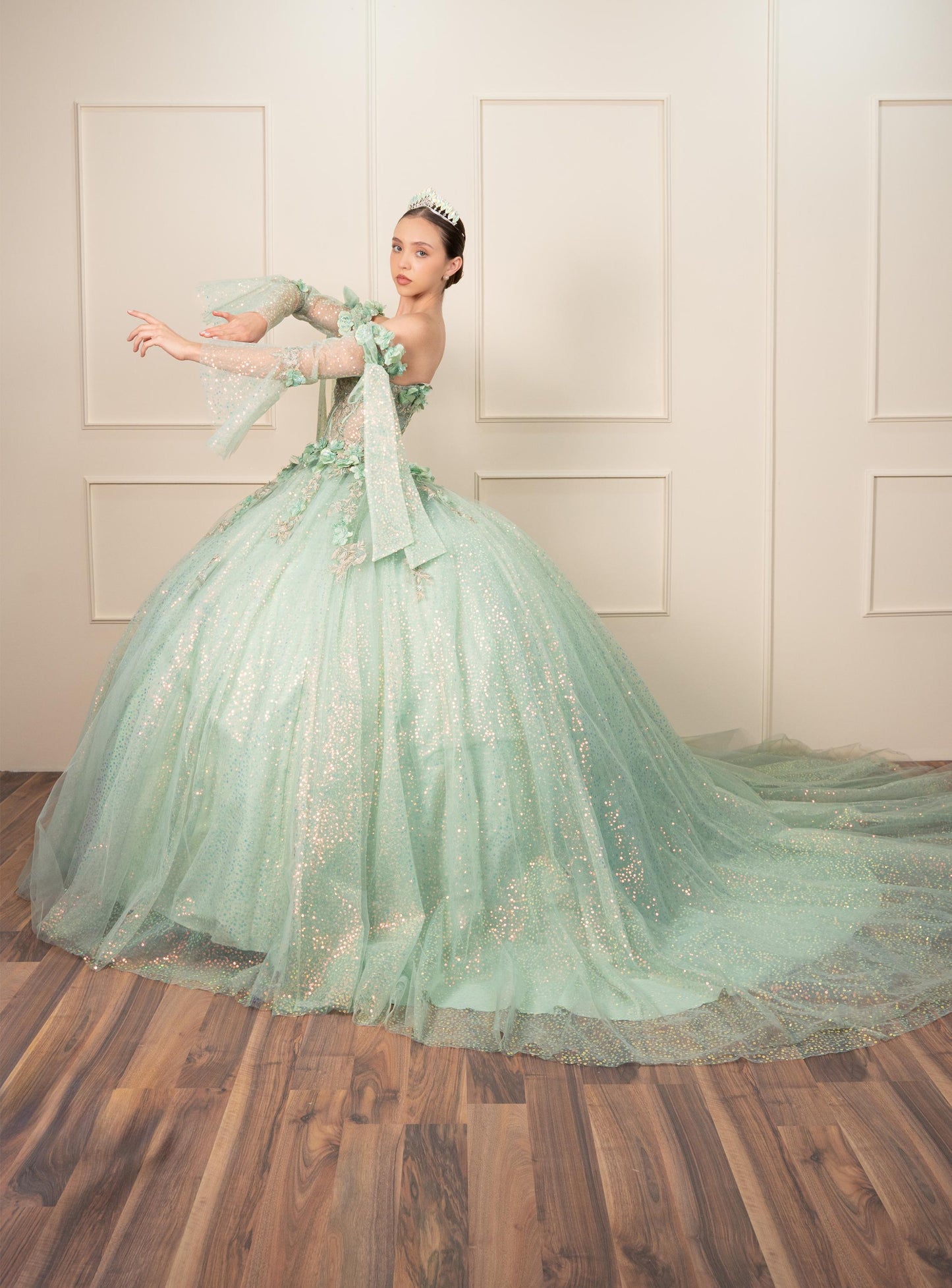 Vestido de XV Años Verde Sage con Mangas de Velo y Flores