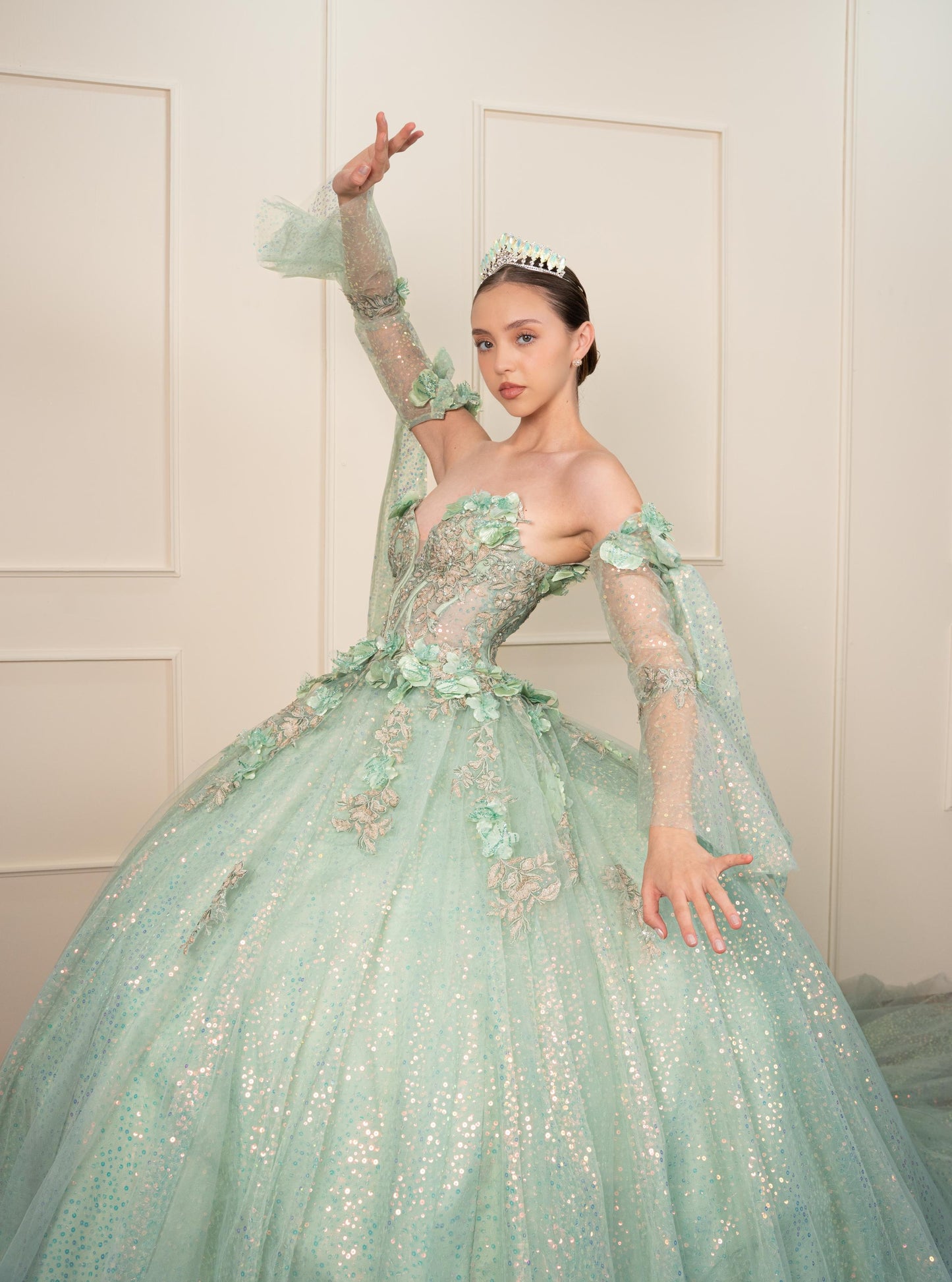 Vestido de XV Años Verde Sage con Mangas de Velo y Flores