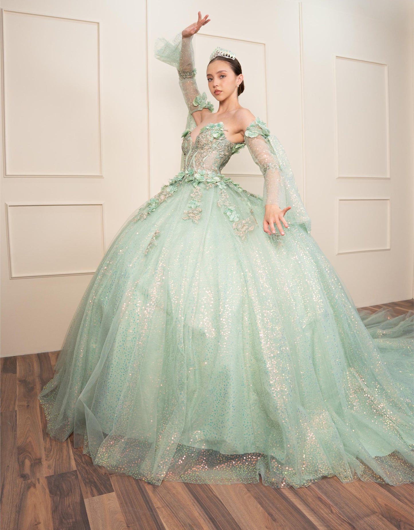 Vestido de XV Años Verde Sage con Mangas de Velo y Flores