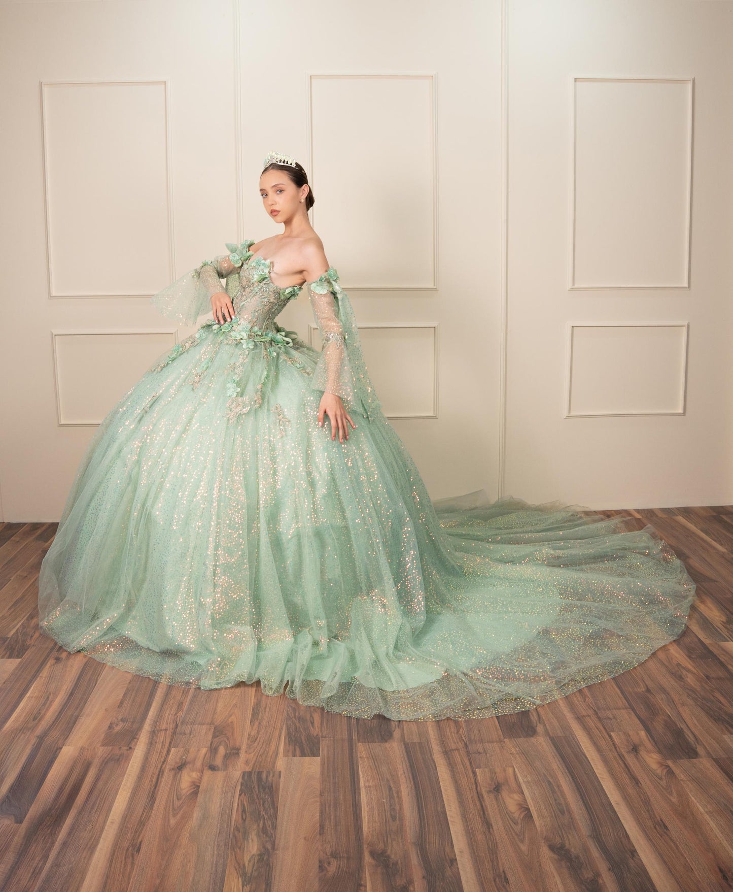 Vestido de XV Años Verde Sage con Mangas de Velo y Flores