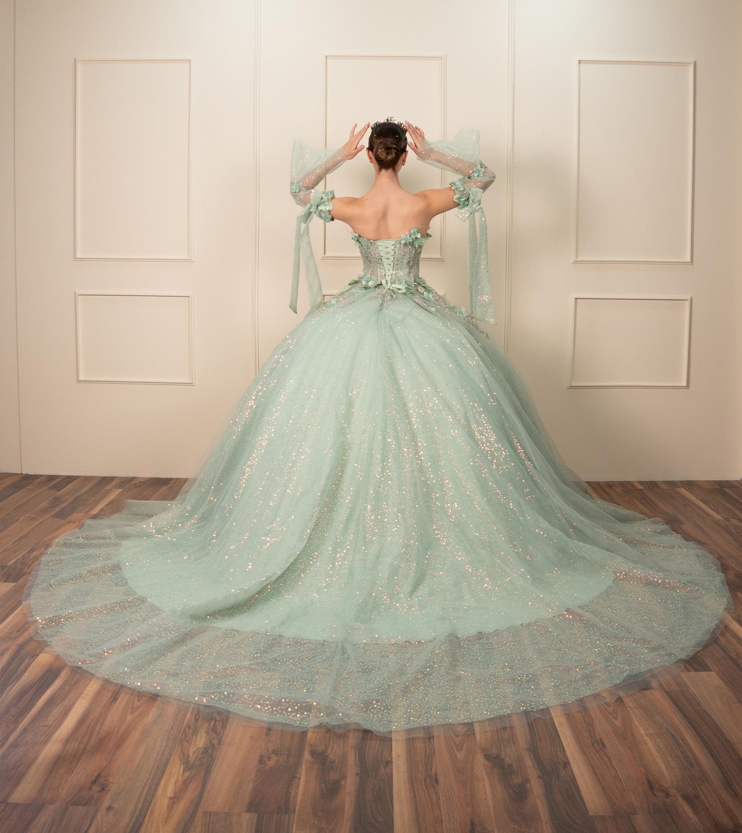 Vestido de XV Años Verde Sage con Mangas de Velo y Flores