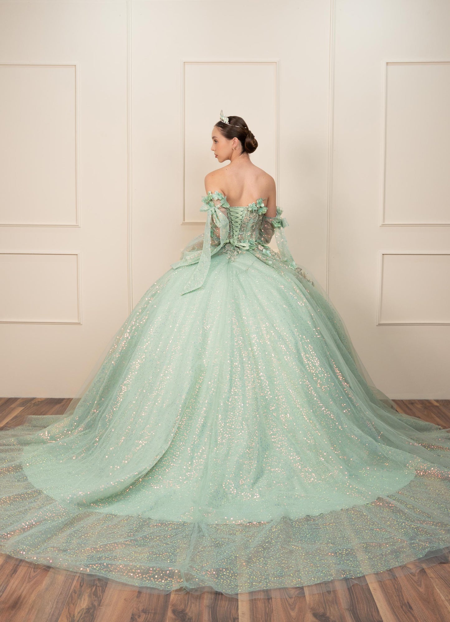 Vestido de XV Años Verde Sage con Mangas de Velo y Flores