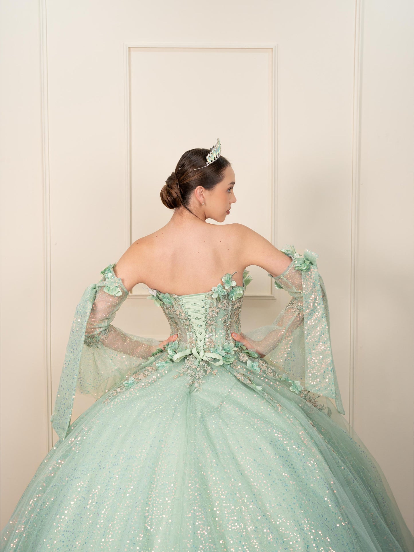 Vestido de XV Años Verde Sage con Mangas de Velo y Flores