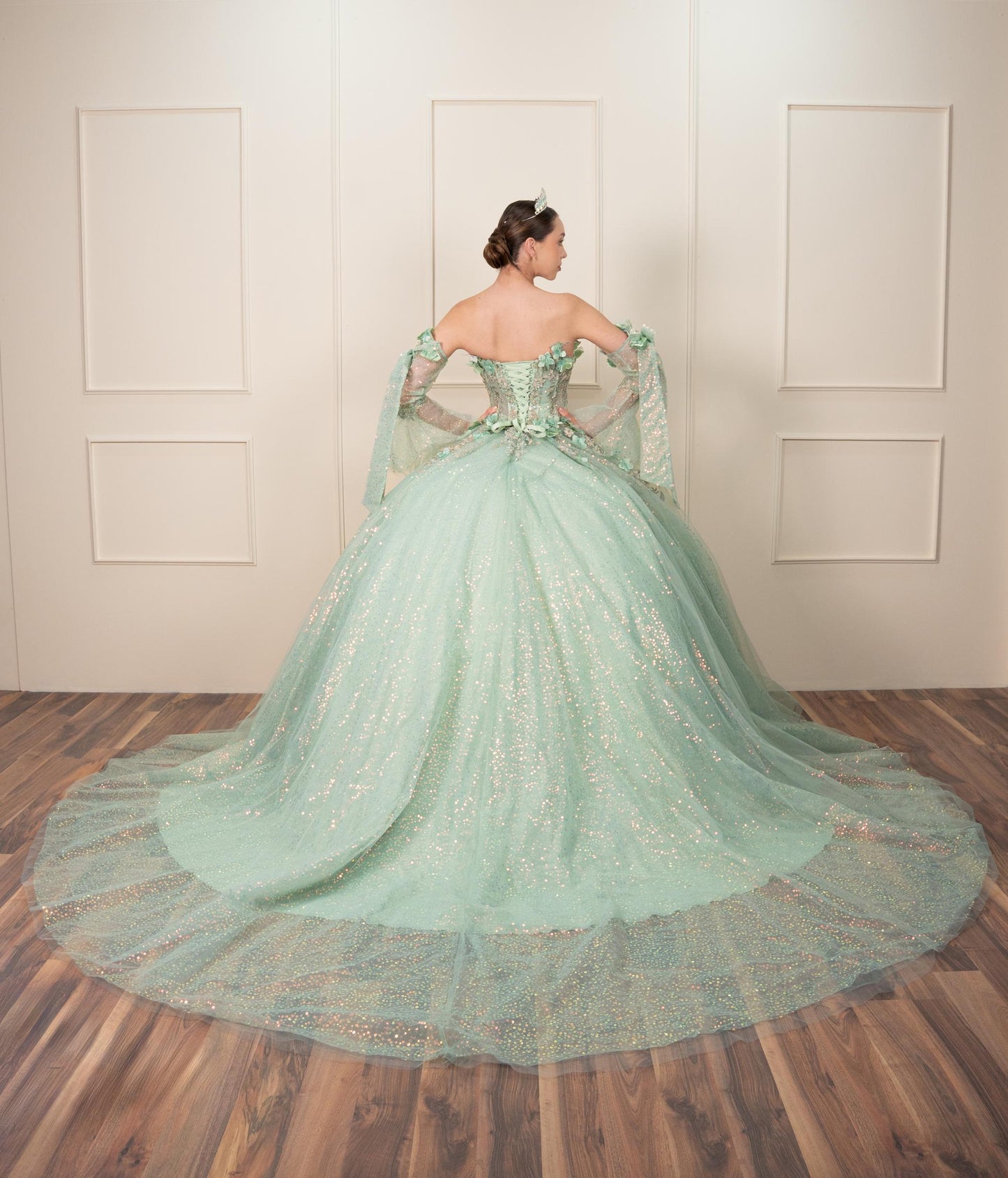 Vestido de XV Años Verde Sage con Mangas de Velo y Flores