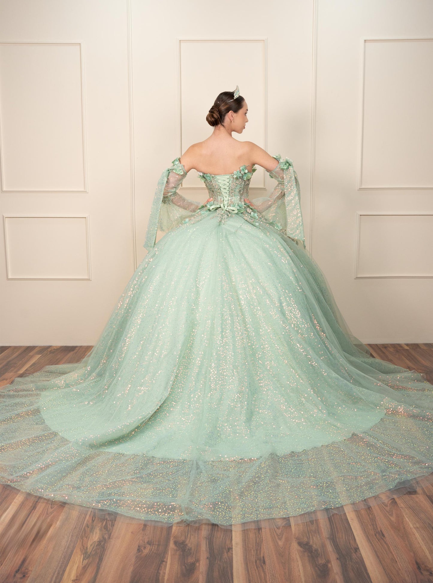 Vestido de XV Años Verde Sage con Mangas de Velo y Flores