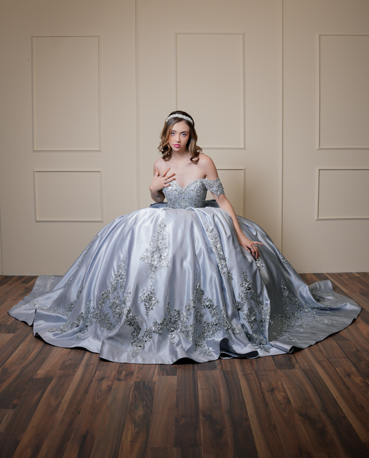 Vestido de XV Años Gris Satin Bordado de Flores con Moño