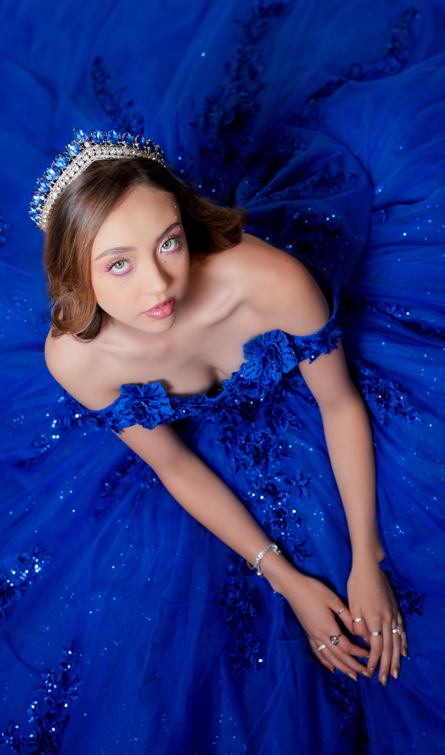 Vestido de XV Años Azul Rey Bordado de Flores con Moño