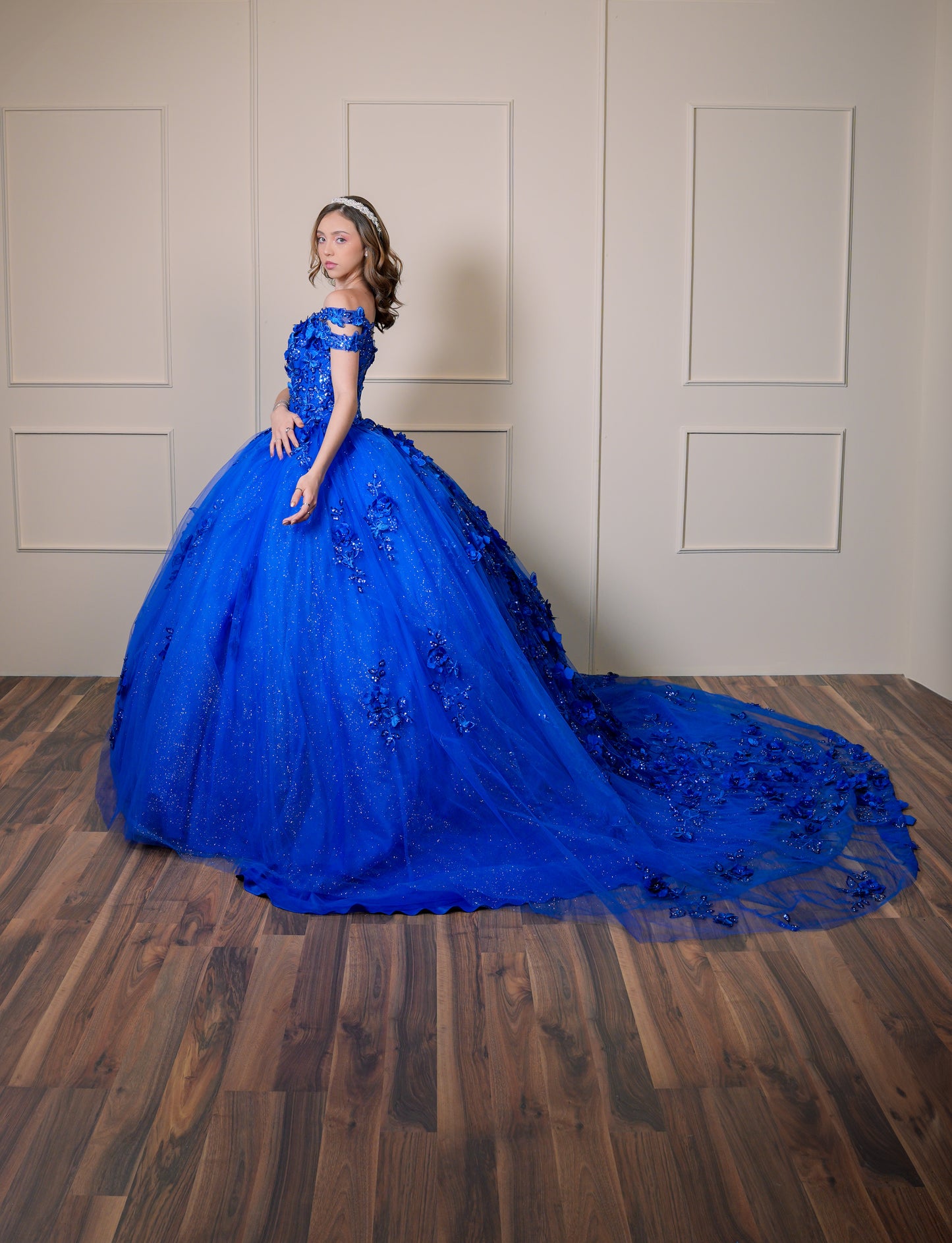 Vestido de XV Años Azul Rey Bordado Flores con Manga Caída Doble