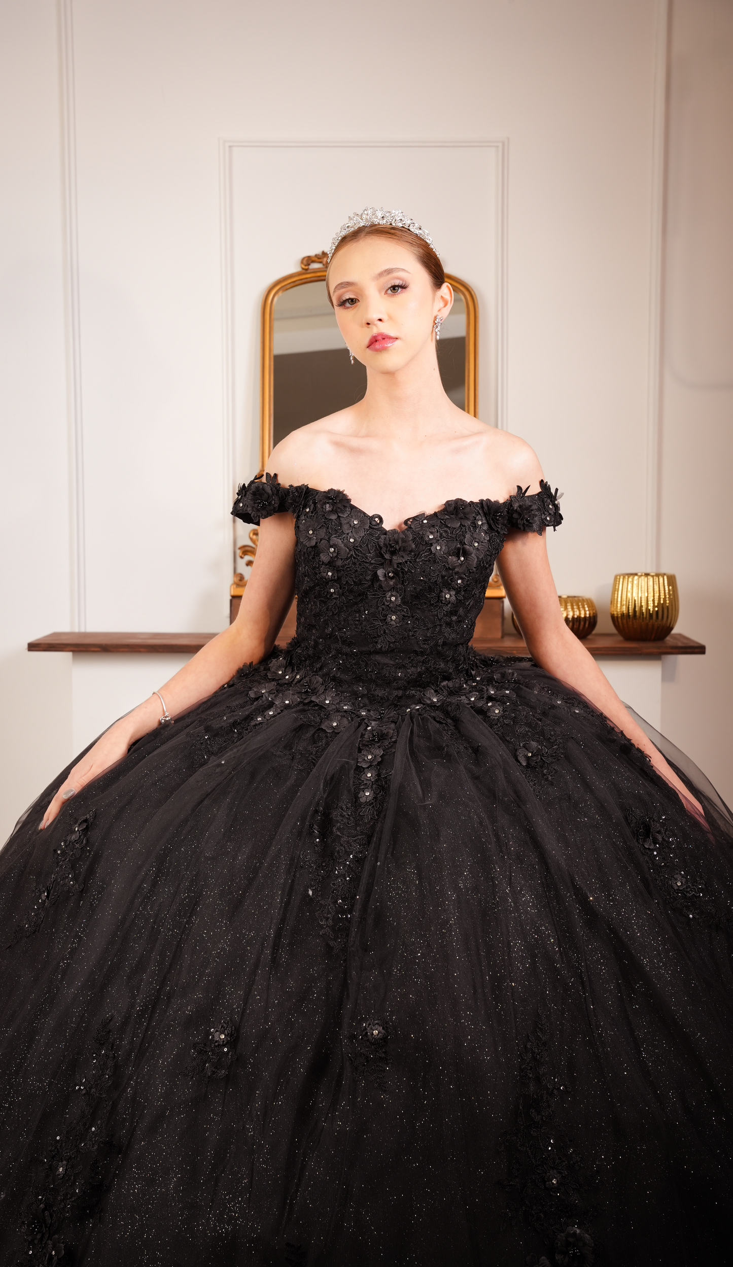 Vestido de XV Años Negro Bordado Con Flores Manga Campesina