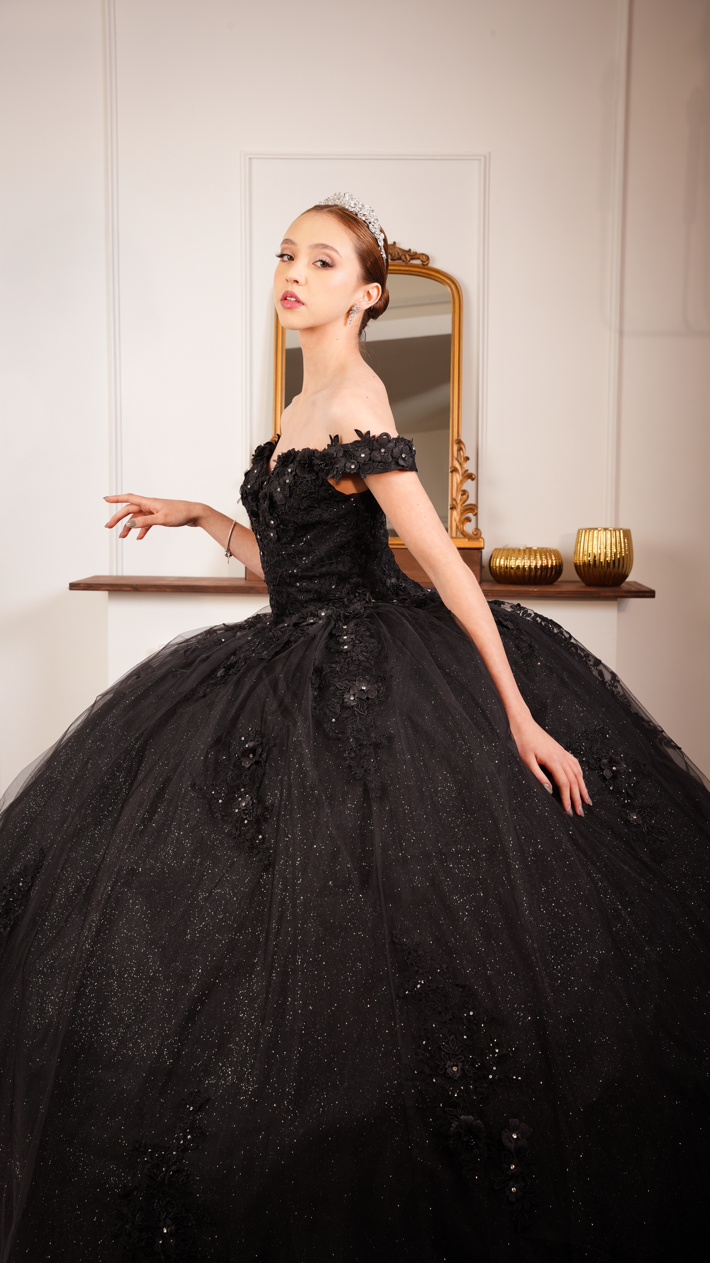 Vestido de XV Años Negro Bordado Con Flores Manga Campesina