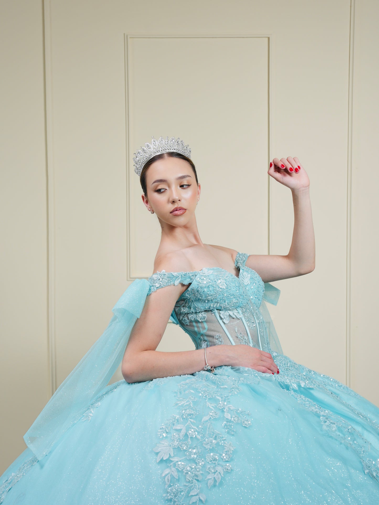 Vestido de XV Años Menta Bordado con Mangas de Moño