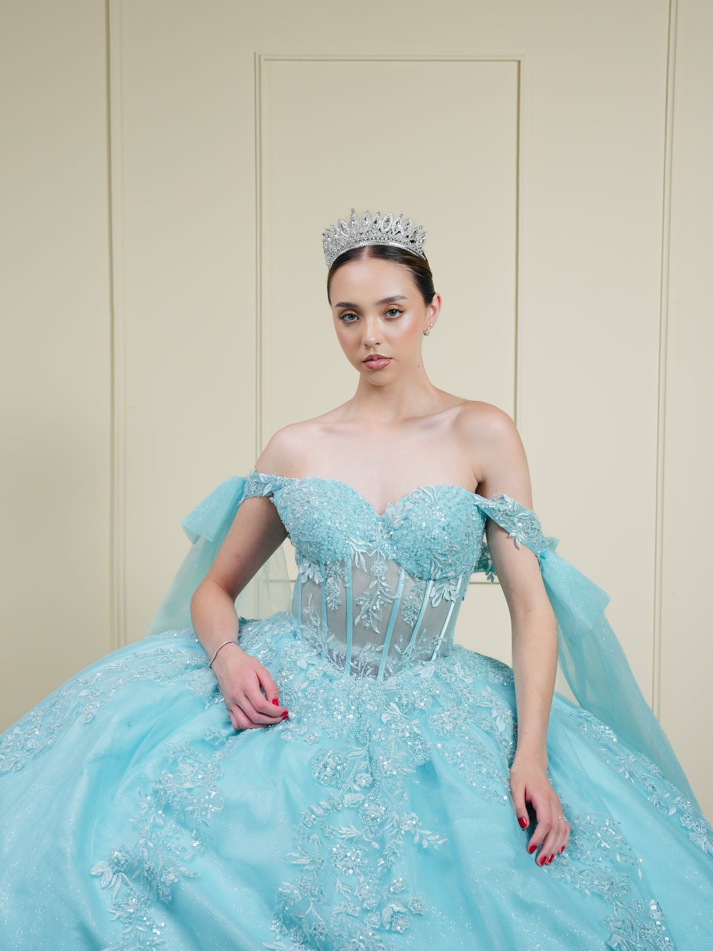 Vestido de XV Años Menta Bordado con Mangas de Moño