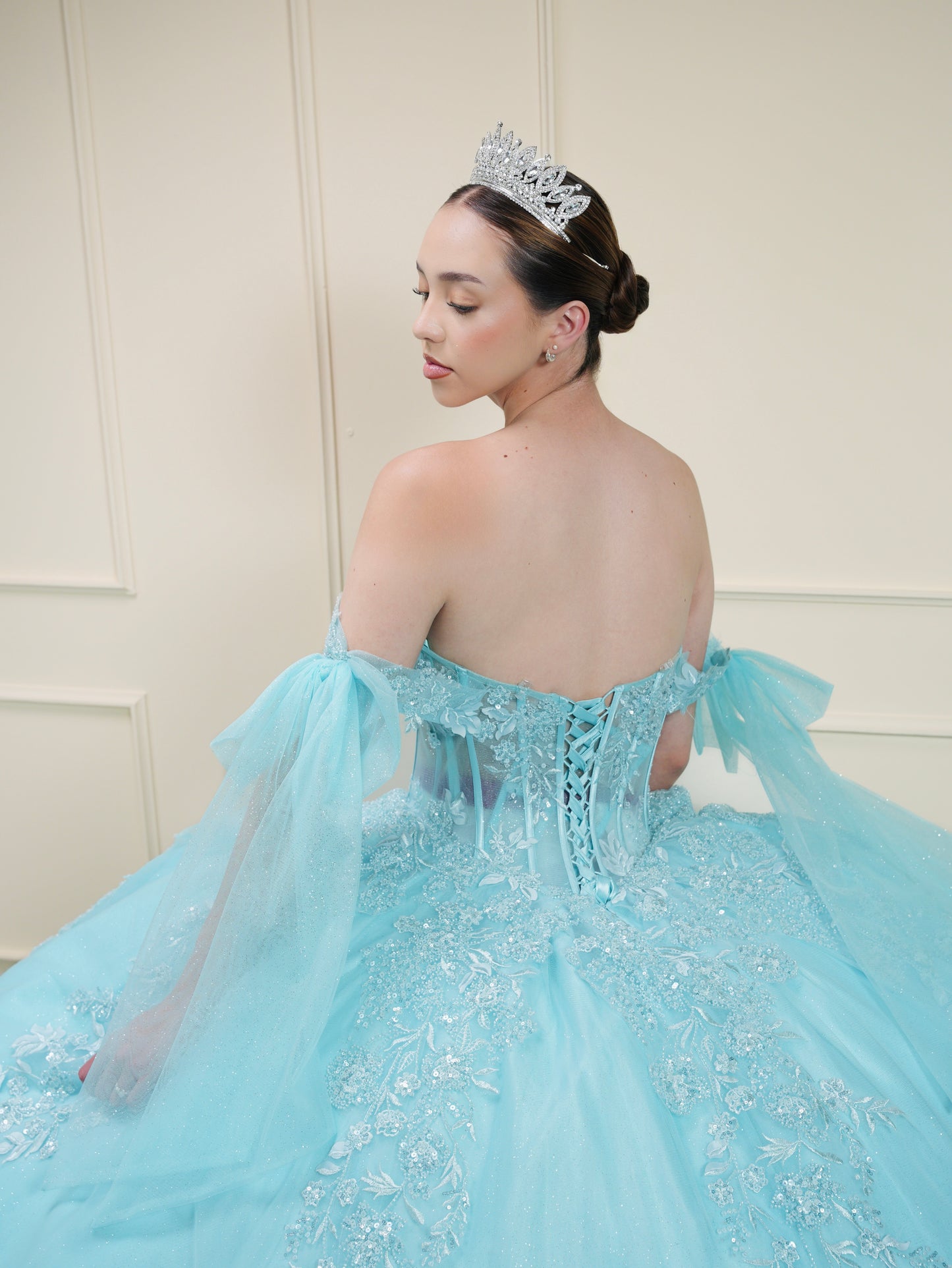 Vestido de XV Años Menta Bordado con Mangas de Moño