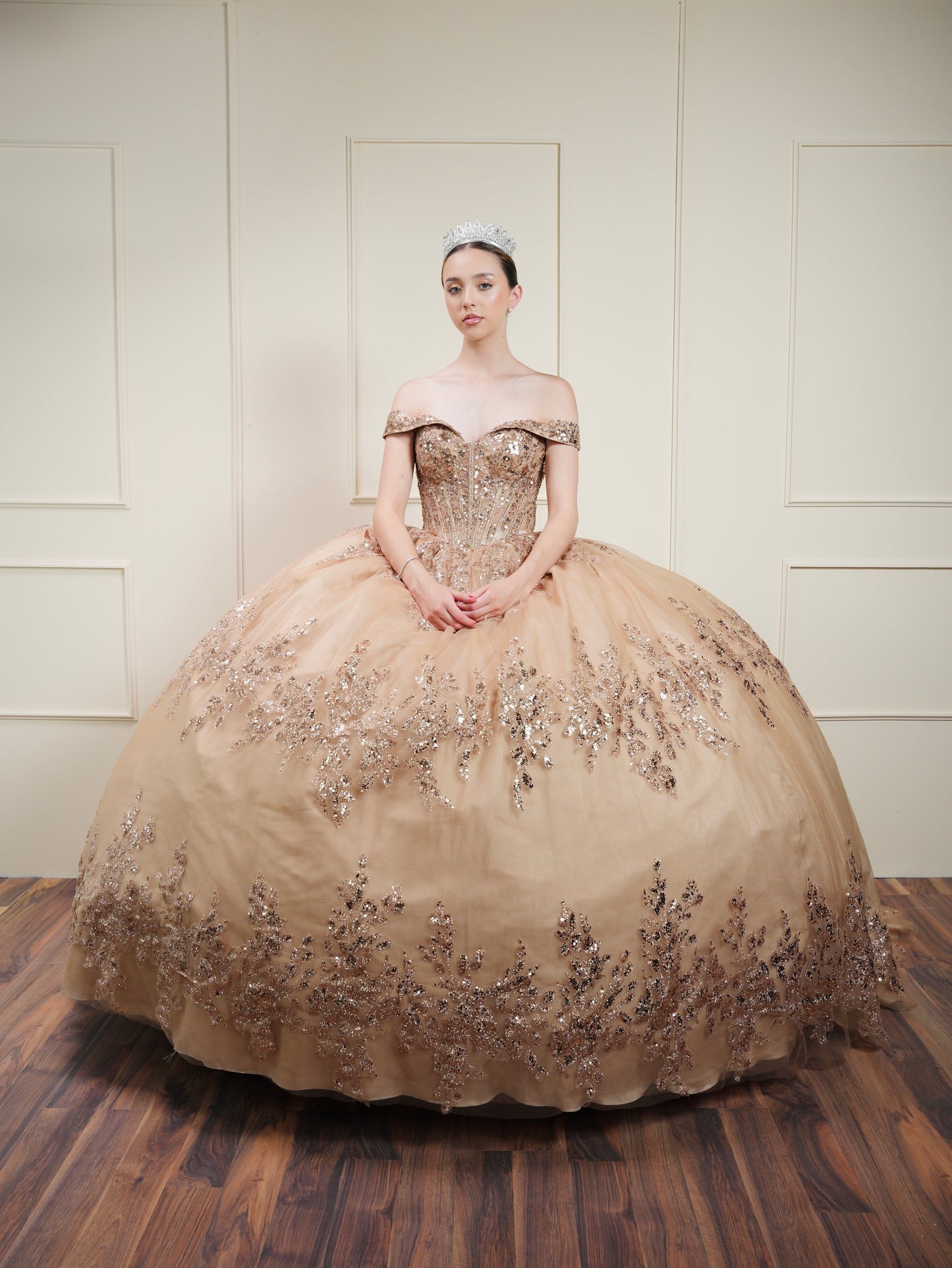 Vestido de XV Años Rose Gold con Glitter y Mangas Campesinas