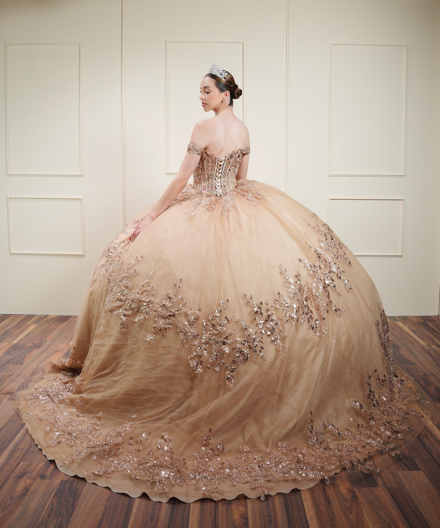 Vestido de XV Años Rose Gold con Glitter y Mangas Campesinas