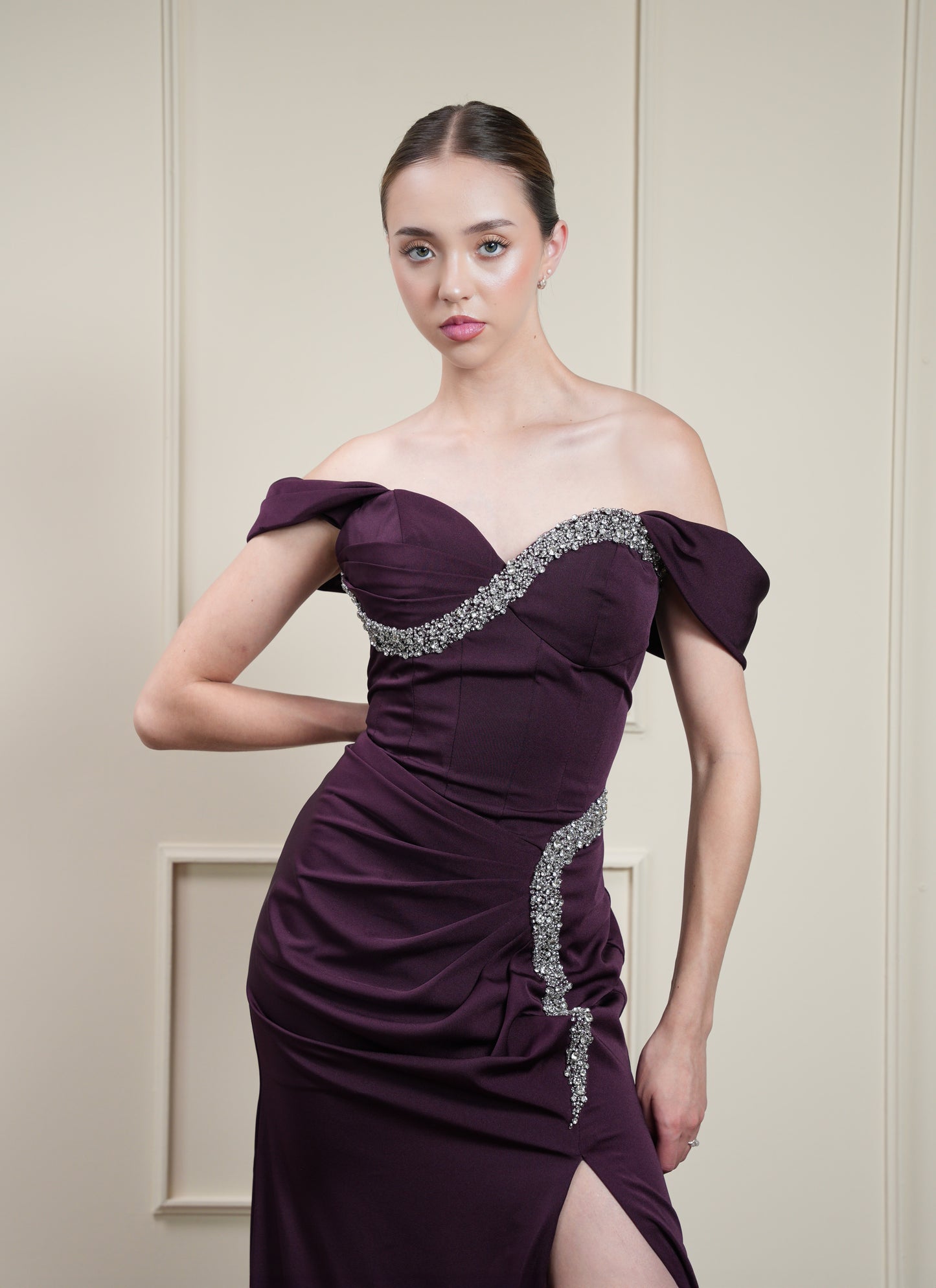 Vestido Morado Strapless  Manga Caída con Detalles