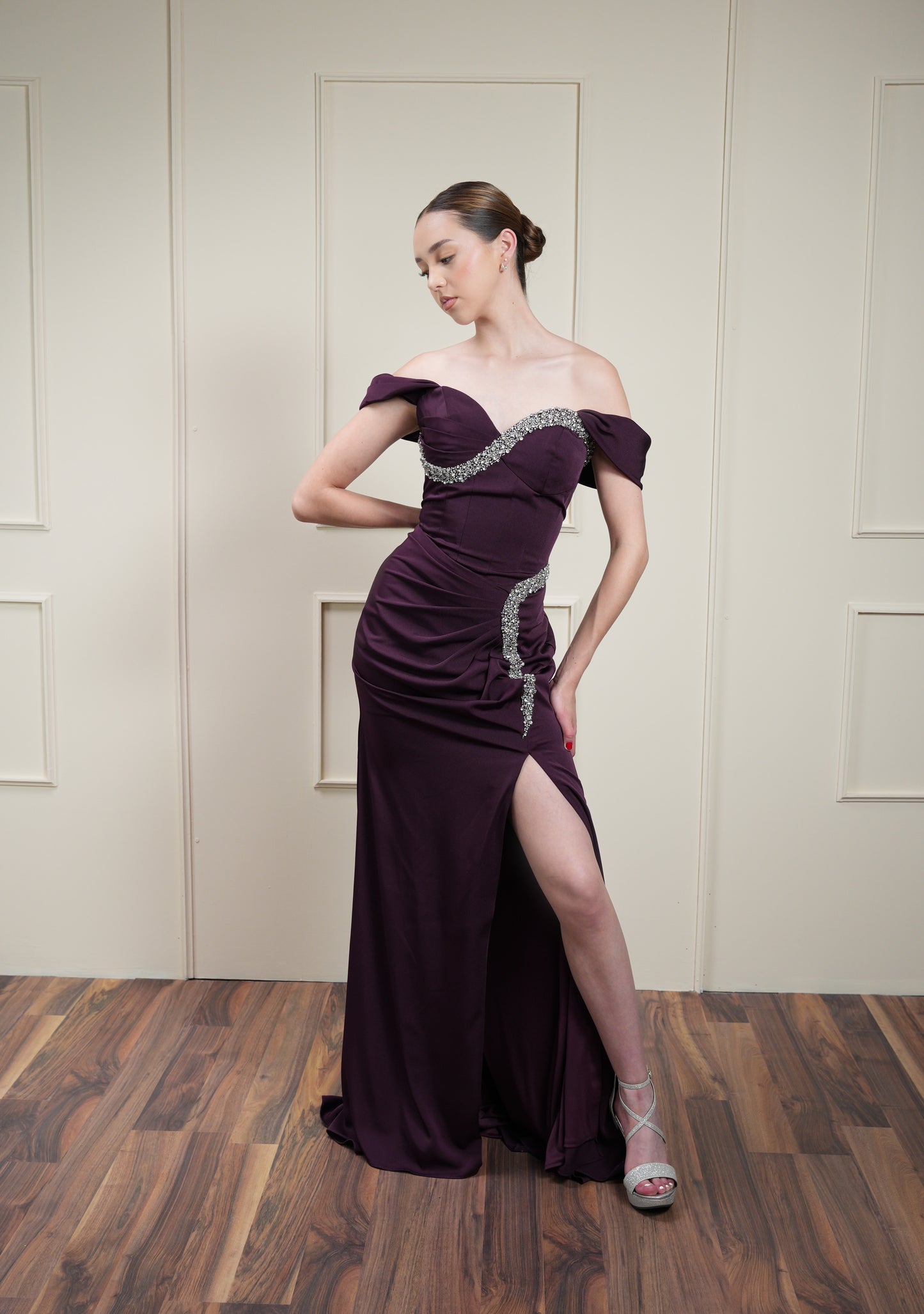 Vestido Morado Strapless  Manga Caída con Detalles