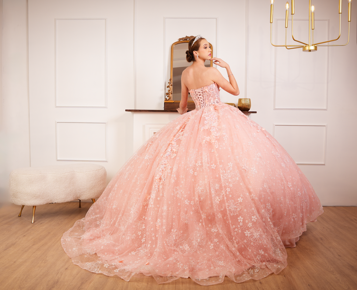 Vestido de XV Años Rosa Bordado Y Glitter De Flores Strapless