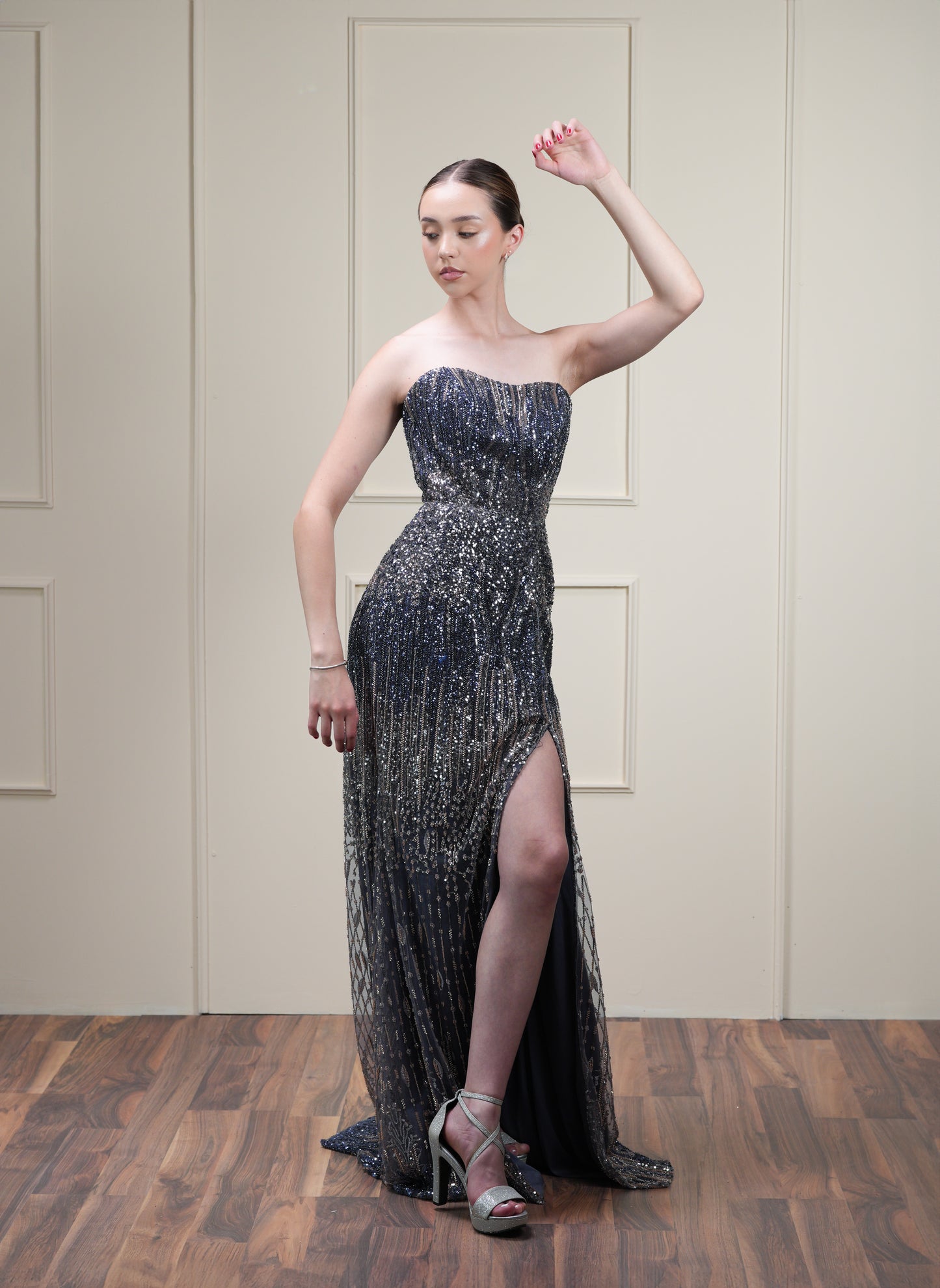 Vestido Straple Lentejuela Azul y Dorada con Abertura en Pierna