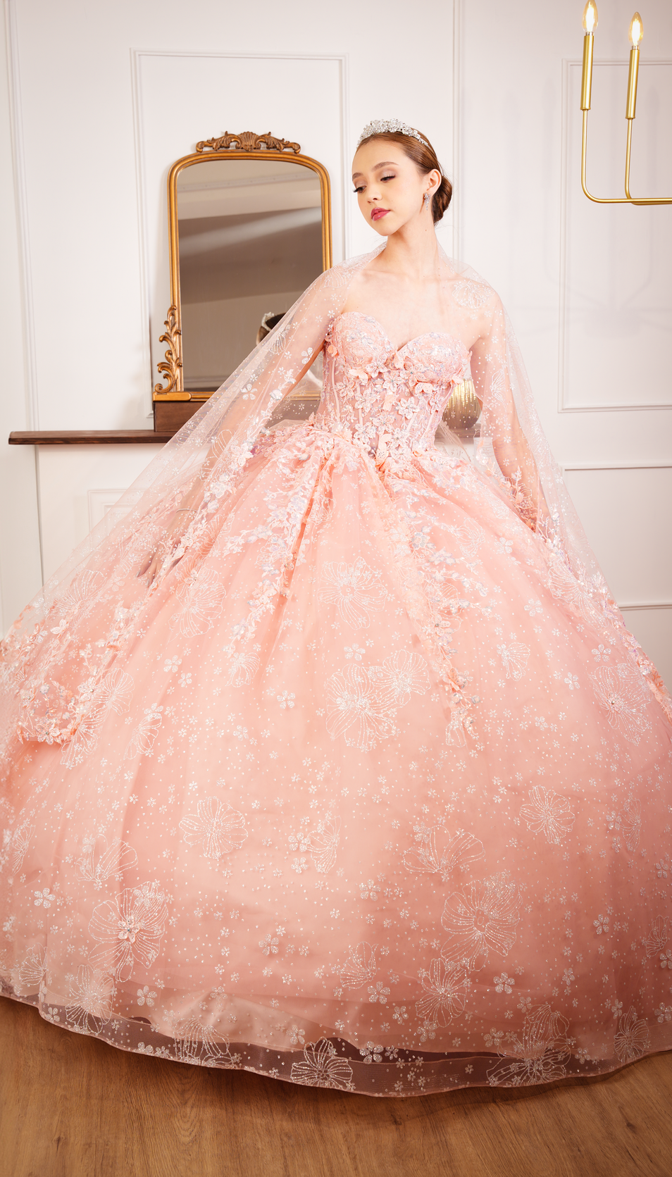 Vestido de XV Años Rosa Bordado Y Glitter De Flores Strapless