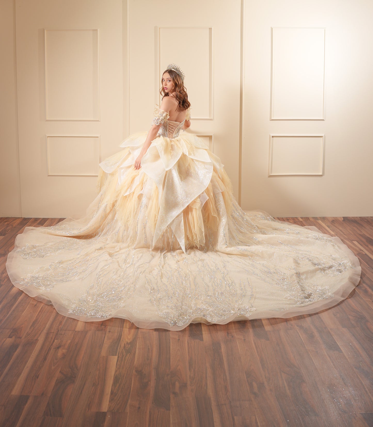 Vestido de XV Años Amarillo Pastel Pedrería con Falda Desplegable