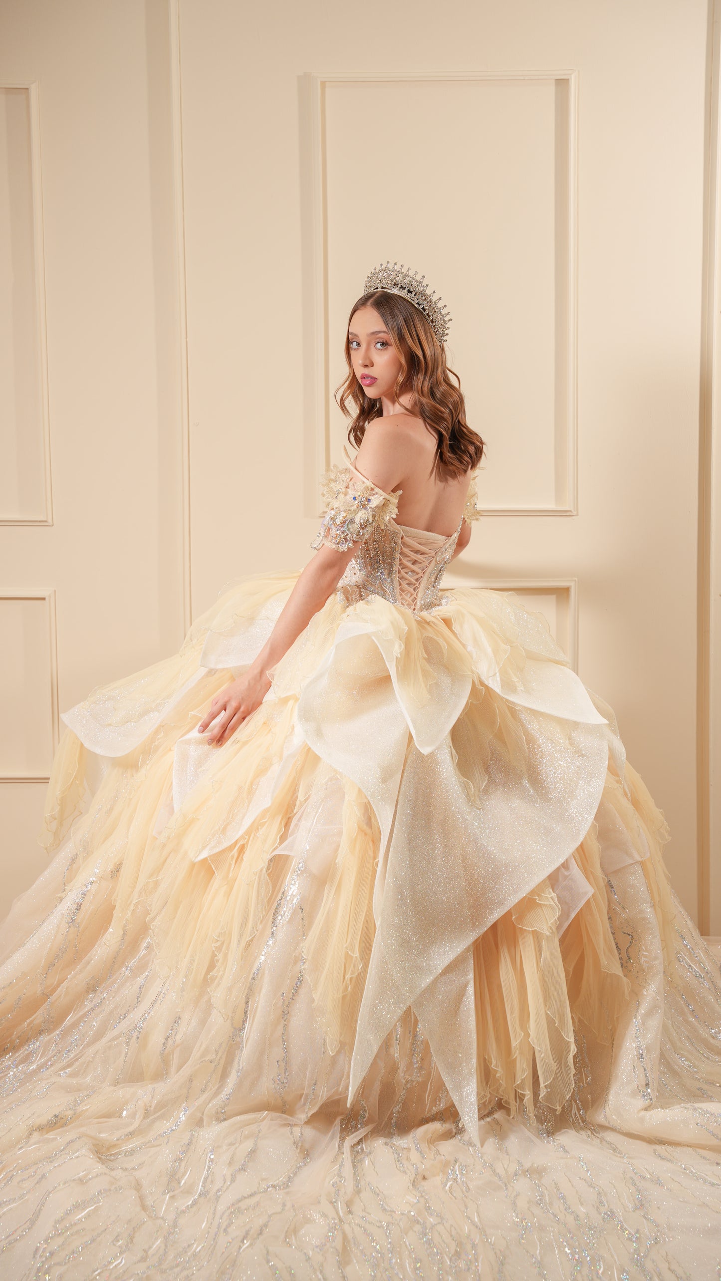 Vestido de XV Años Amarillo Pastel Pedrería con Falda Desplegable