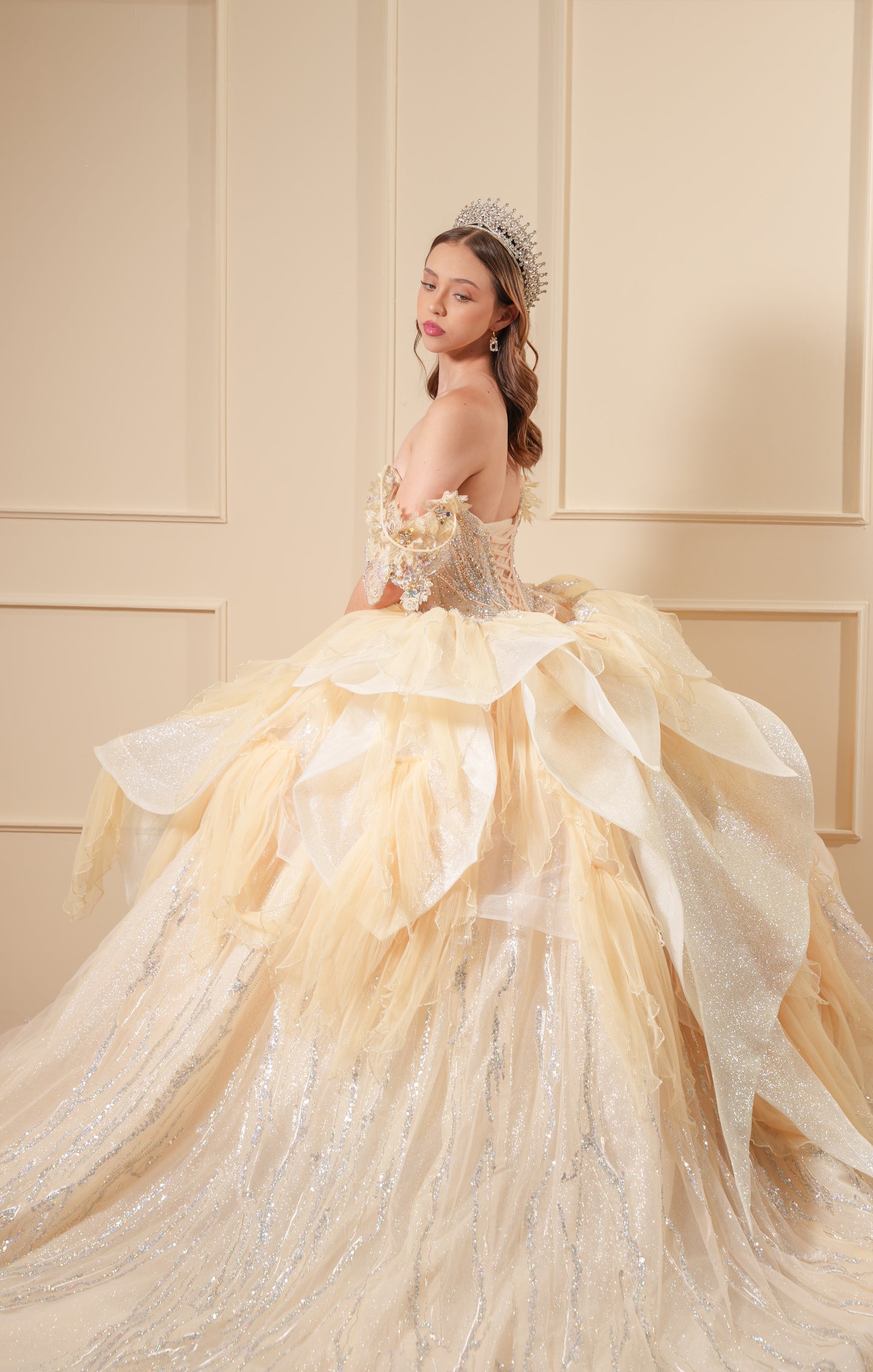Vestido de XV Años Amarillo Pastel Pedrería con Falda Desplegable