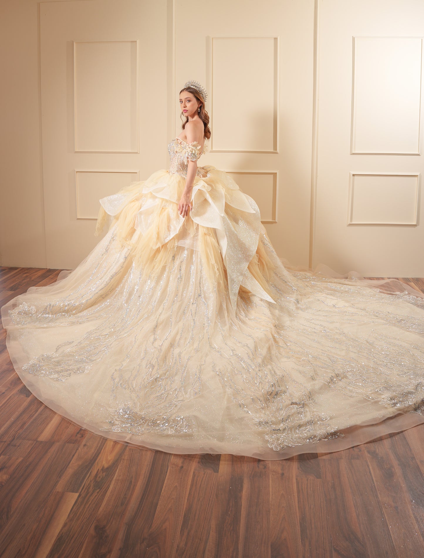 Vestido de XV Años Amarillo Pastel Pedrería con Falda Desplegable