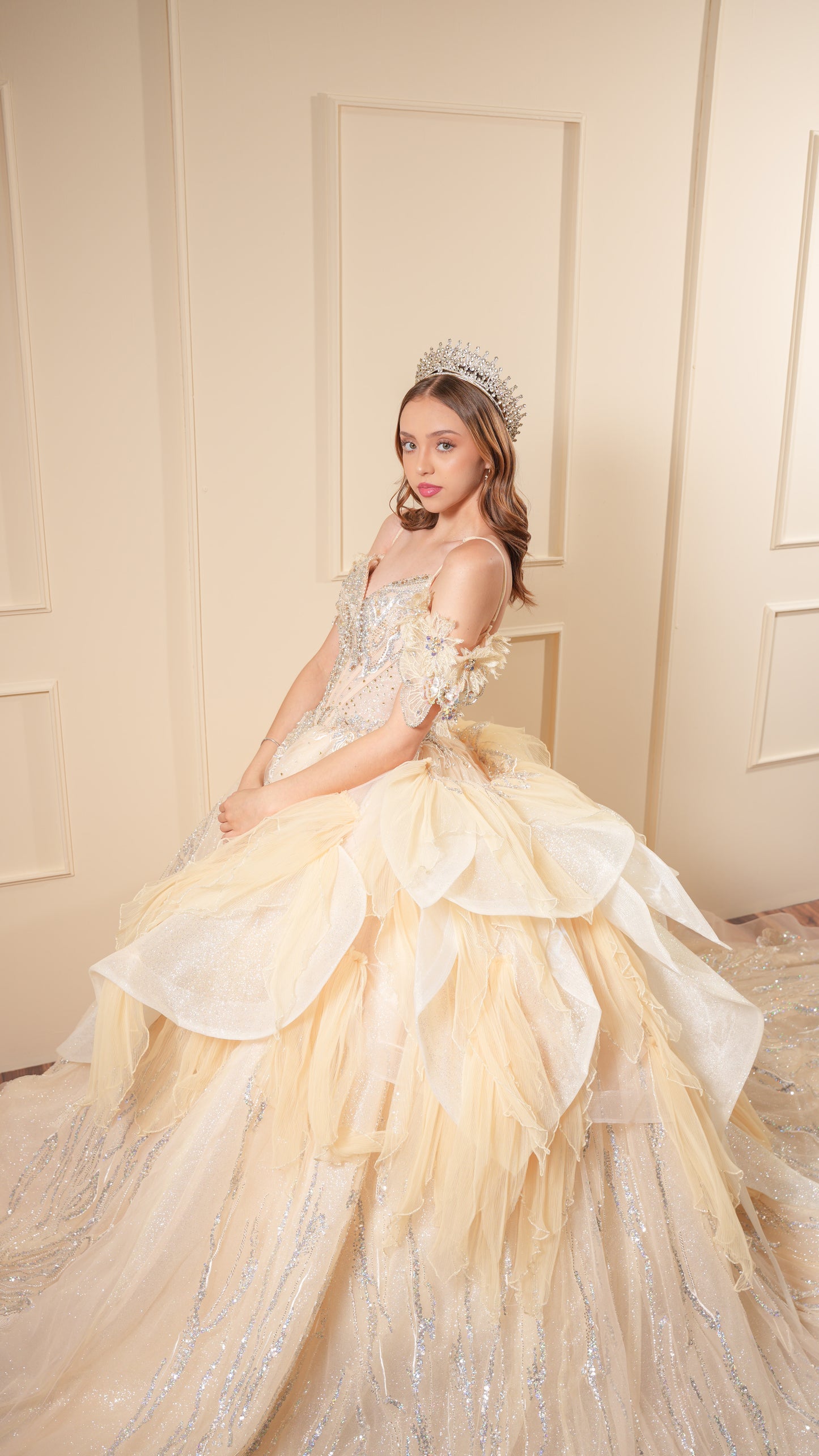 Vestido de XV Años Amarillo Pastel Pedrería con Falda Desplegable