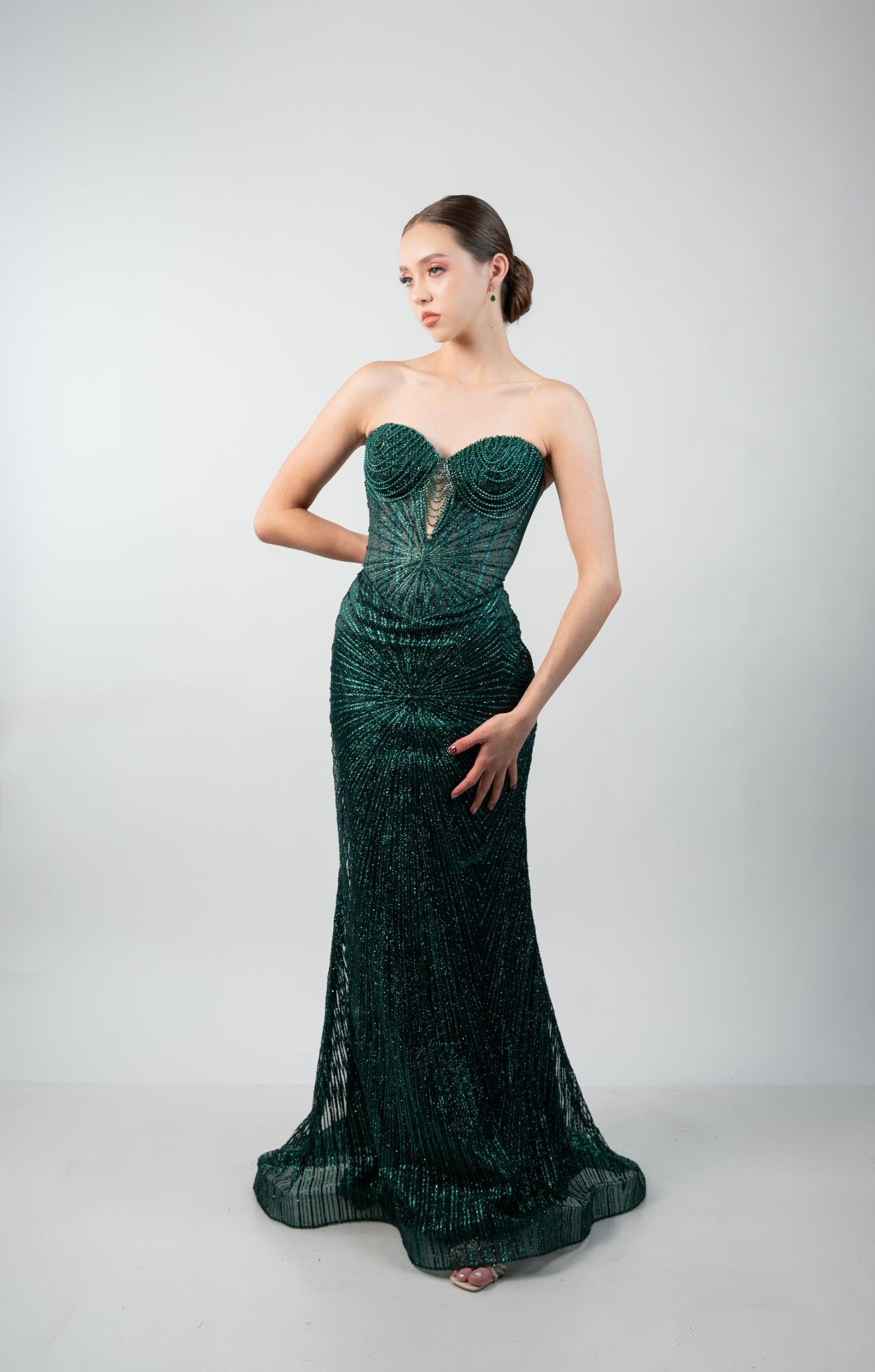 Vestido Verde Esmeralda Straple Brilloso Cadenas en Copas