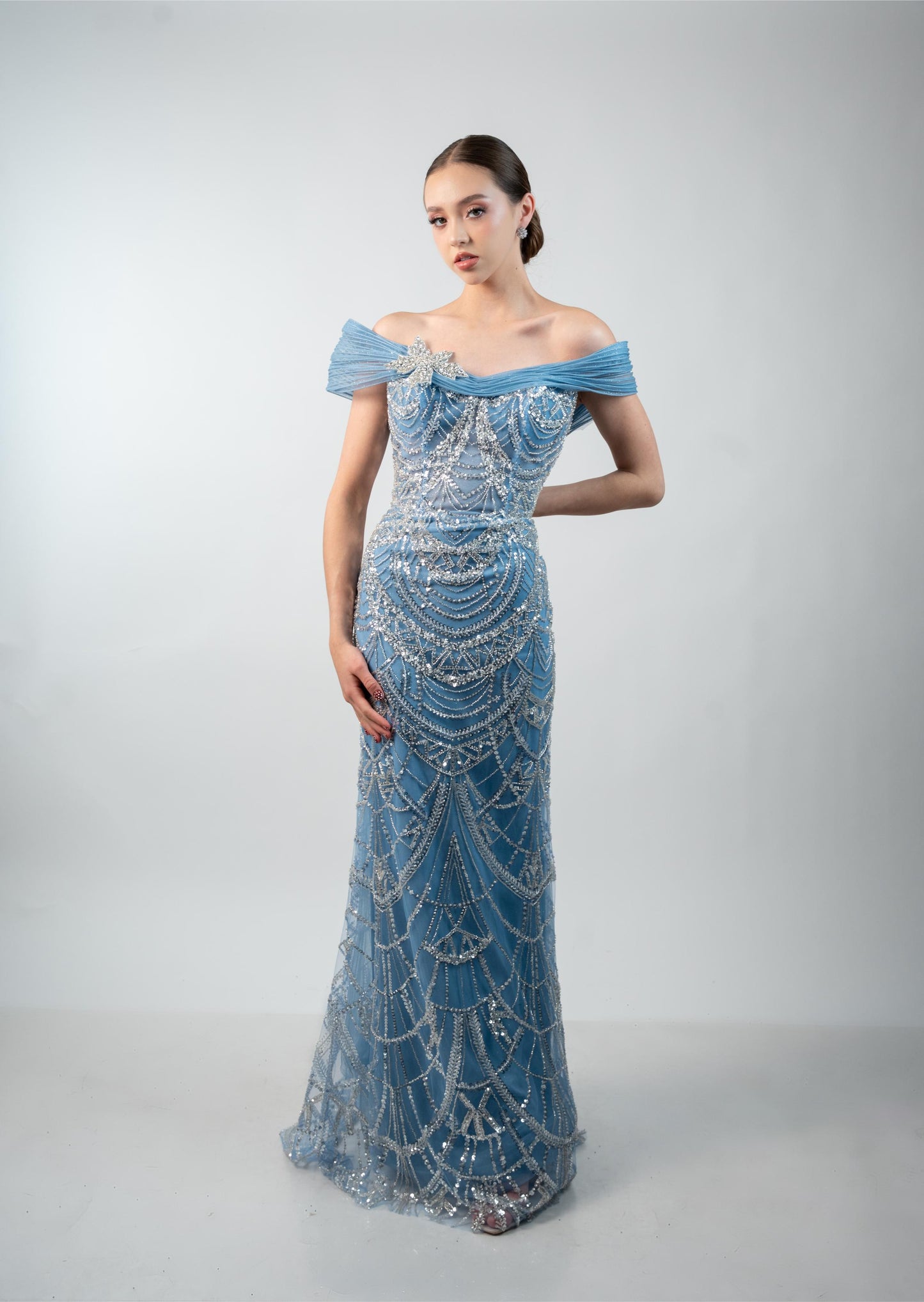 Vestido Azul Straple Manga Caida Pedrería  Plateada Detalle De Flor