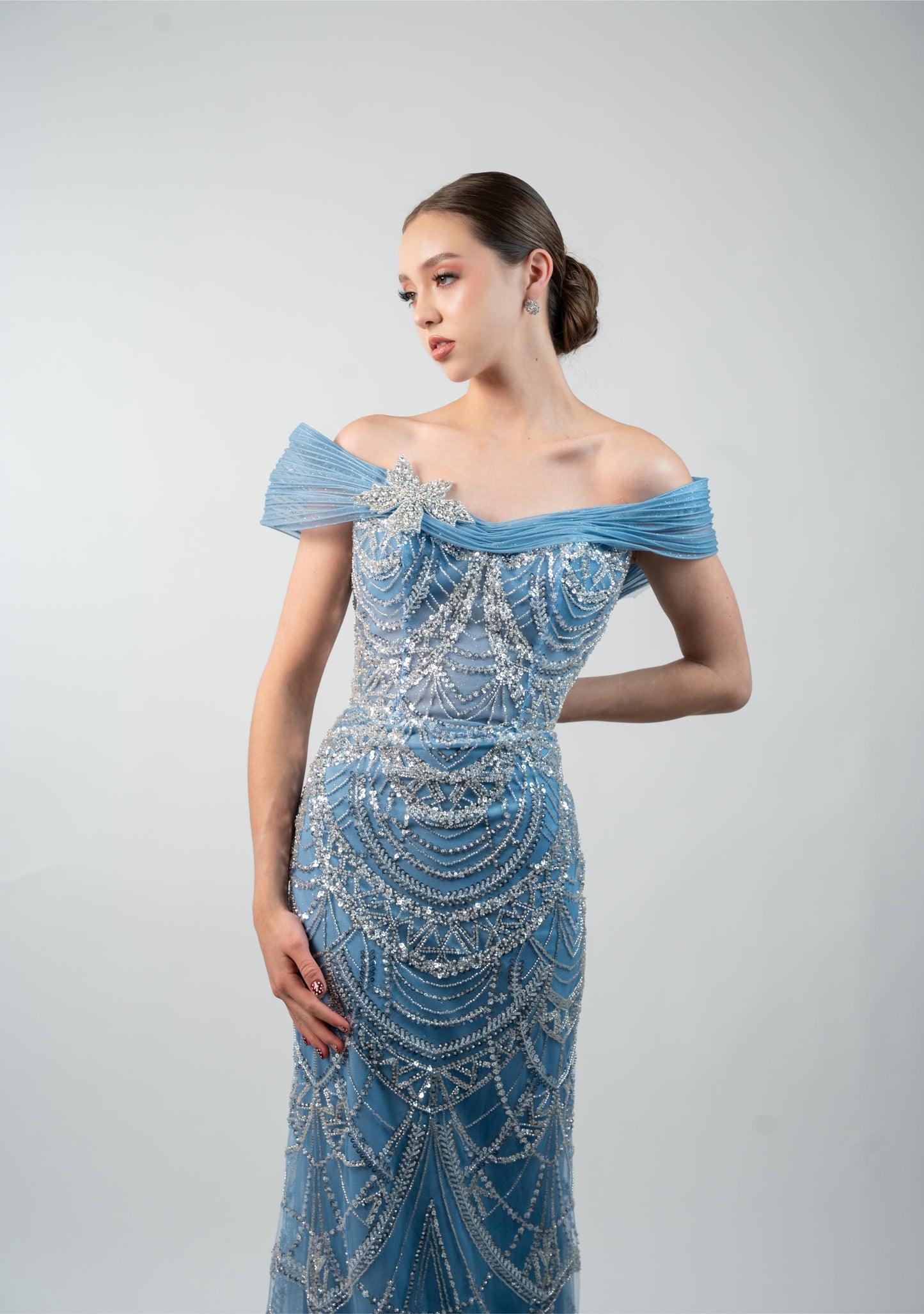 Vestido Azul Straple Manga Caida Pedrería  Plateada Detalle De Flor