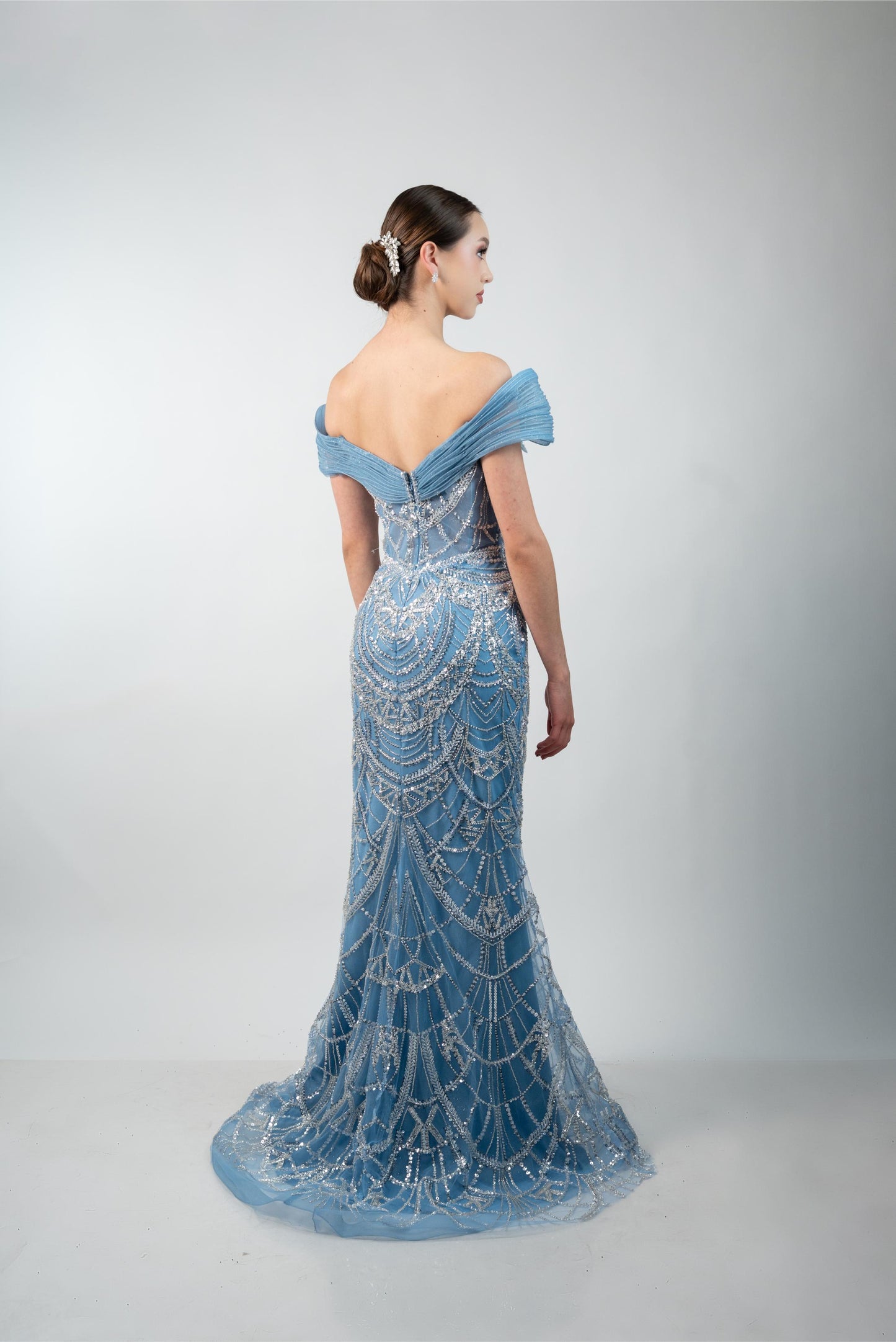 Vestido Azul Straple Manga Caida Pedrería  Plateada Detalle De Flor