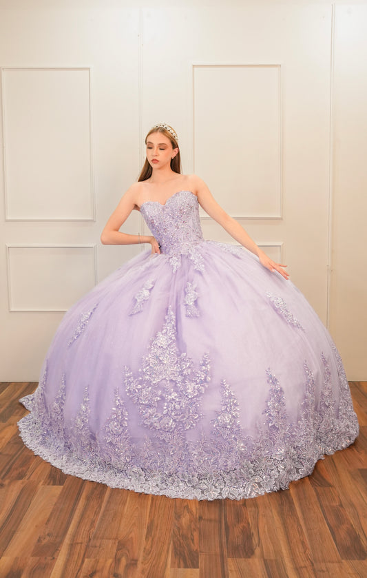 Vestido XV Años Lila Encaje Bordado con Mangas Amponas y Cola
