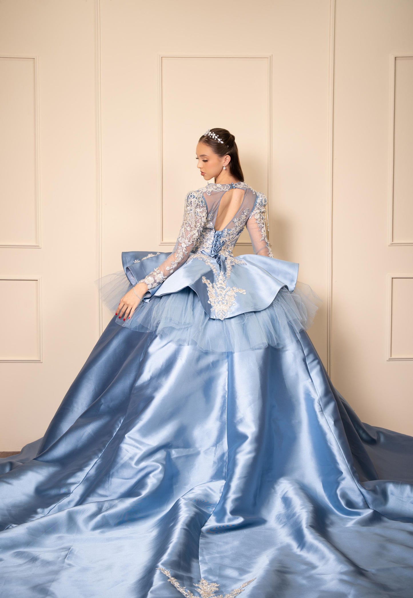 Vestido de XV Años Azul Gris de Manga Larga con Cauda y Espalda Descubierta