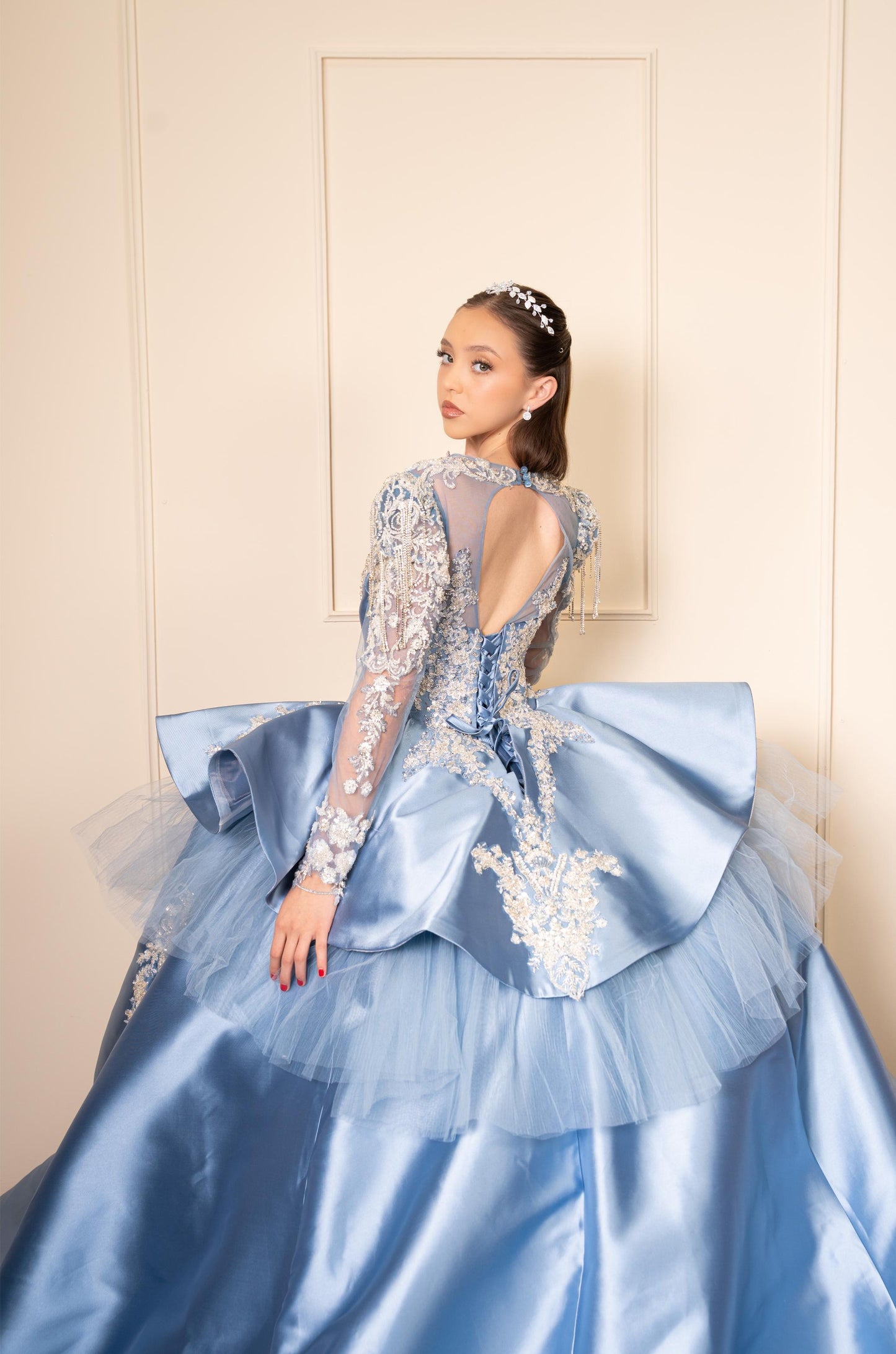 Vestido de XV Años Azul Gris de Manga Larga con Cauda y Espalda Descubierta