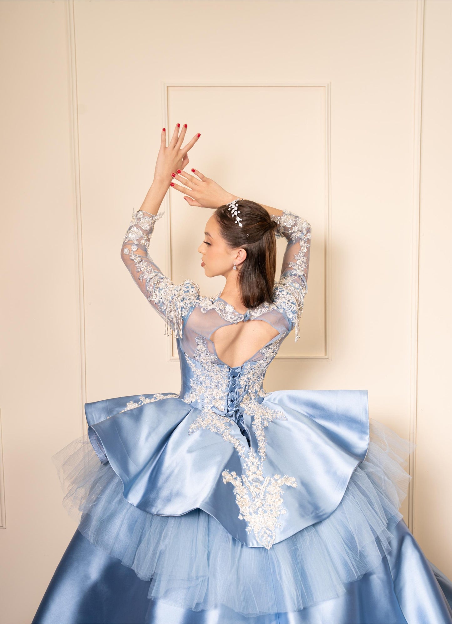 Vestido de XV Años Azul Gris de Manga Larga con Cauda y Espalda Descubierta