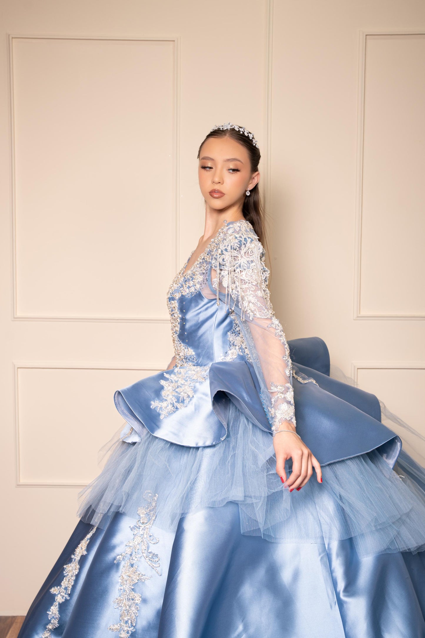 Vestido de XV Años Azul Gris de Manga Larga con Cauda y Espalda Descubierta