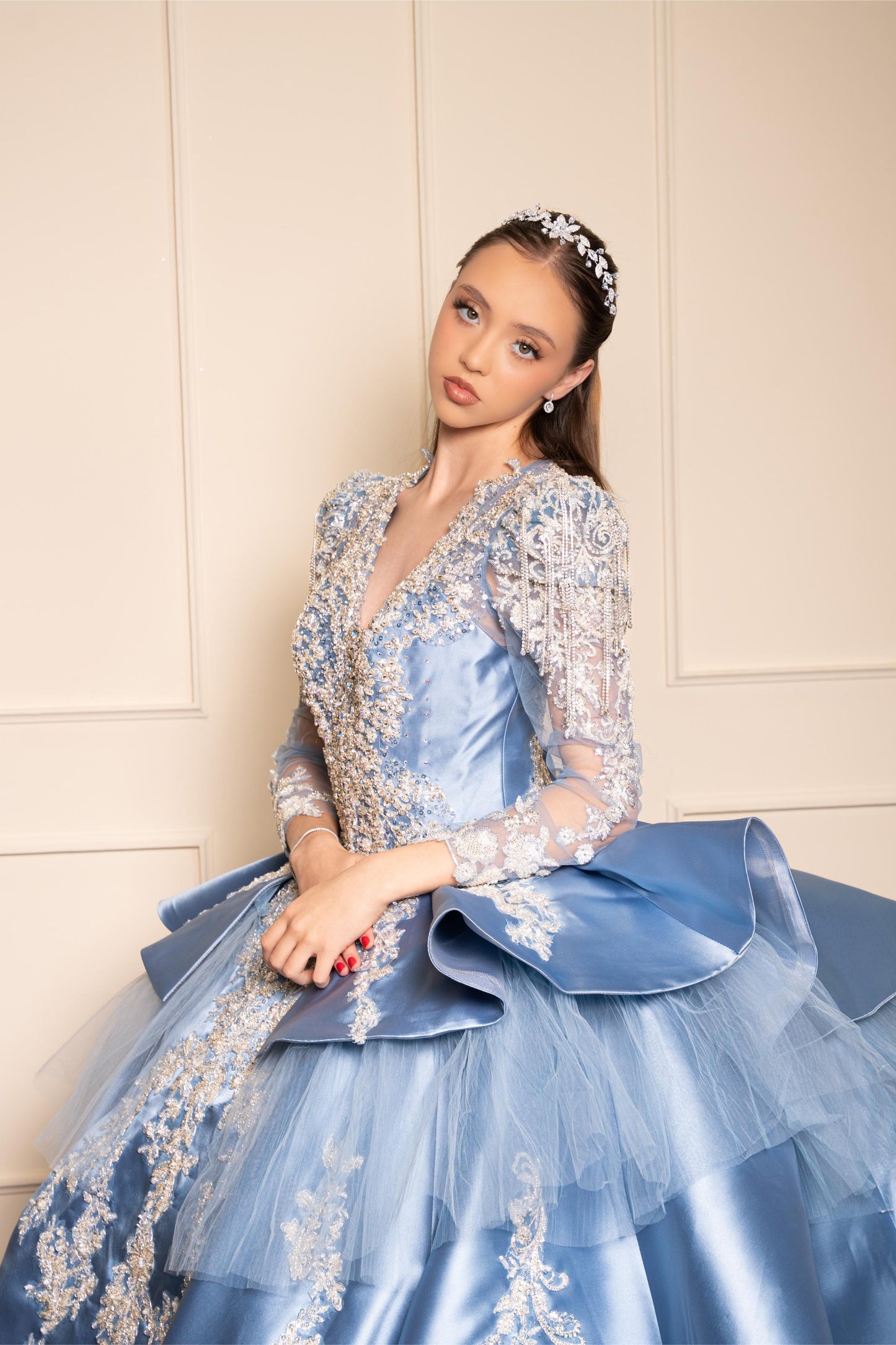 Vestido de XV Años Azul Gris de Manga Larga con Cauda y Espalda Descubierta