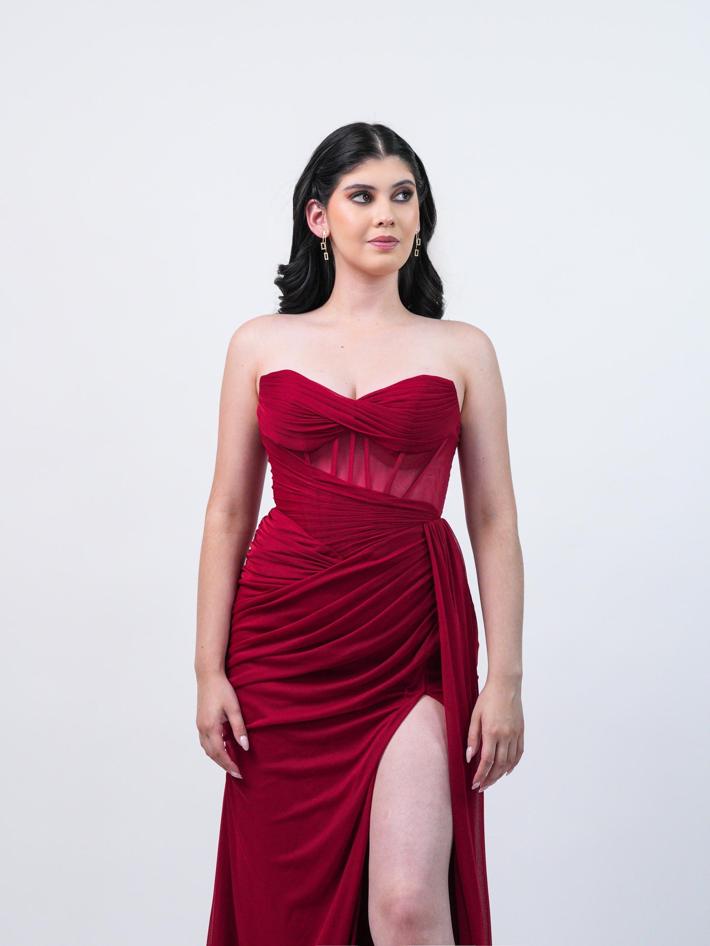 Vestido Vino Straple Corrugado En Abdomen Y Banda