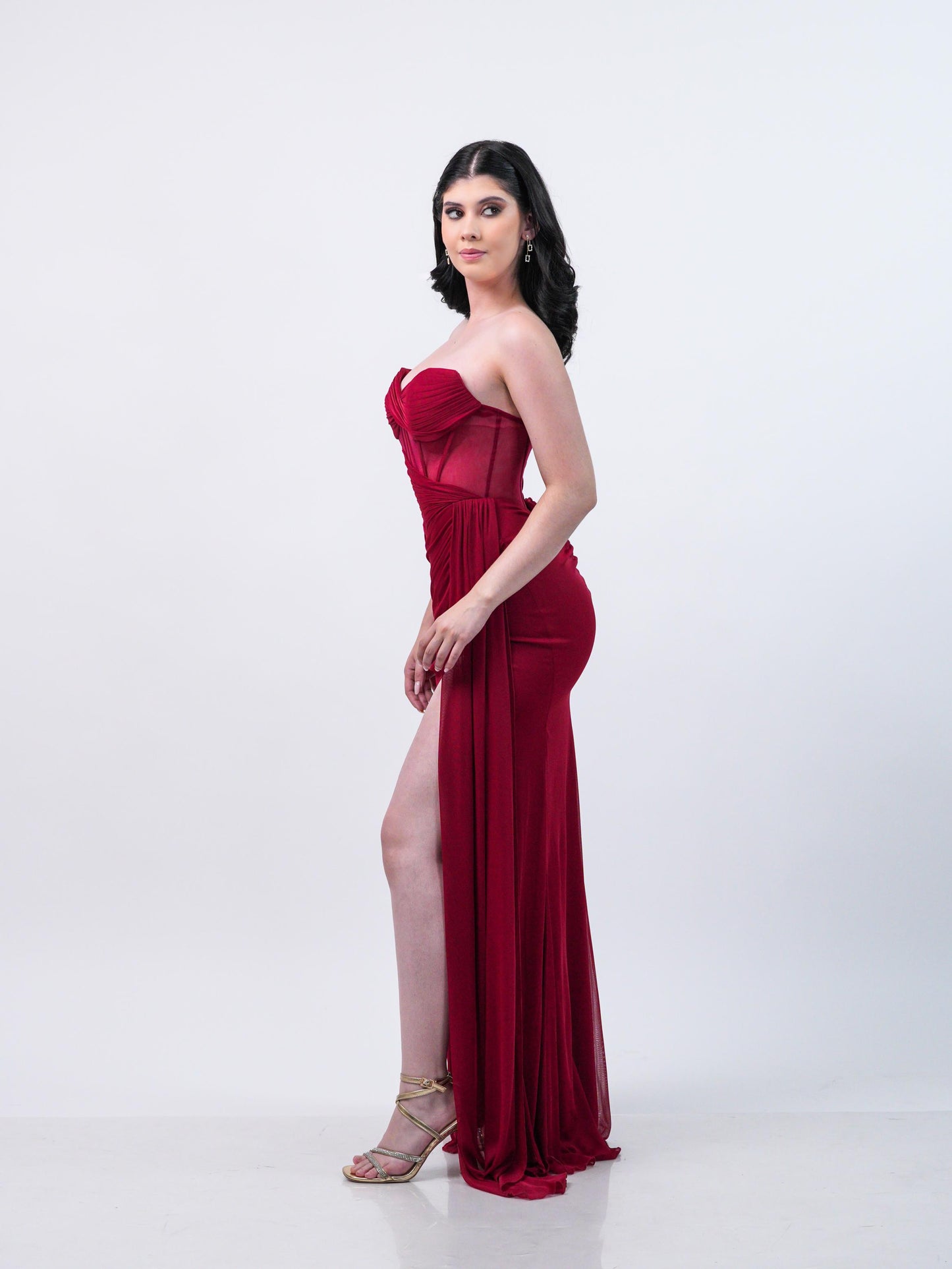 Vestido Vino Straple Corrugado En Abdomen Y Banda