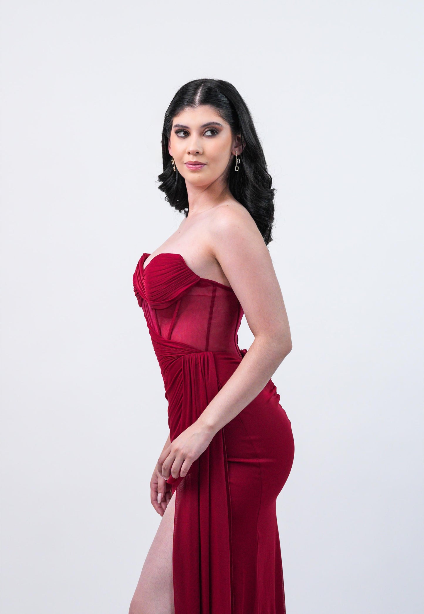Vestido Vino Straple Corrugado En Abdomen Y Banda