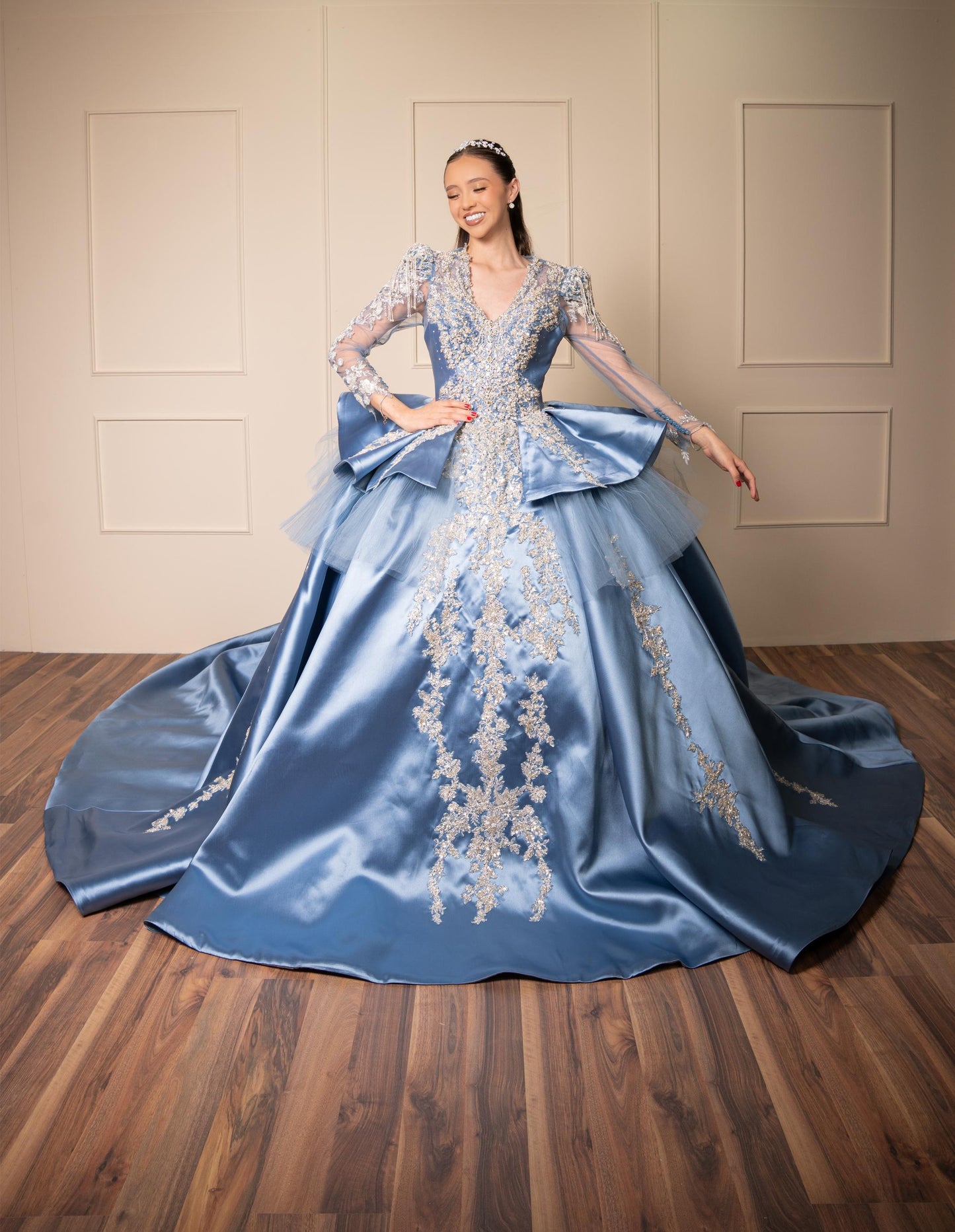 Vestido de XV Años Azul Gris de Manga Larga con Cauda y Espalda Descubierta